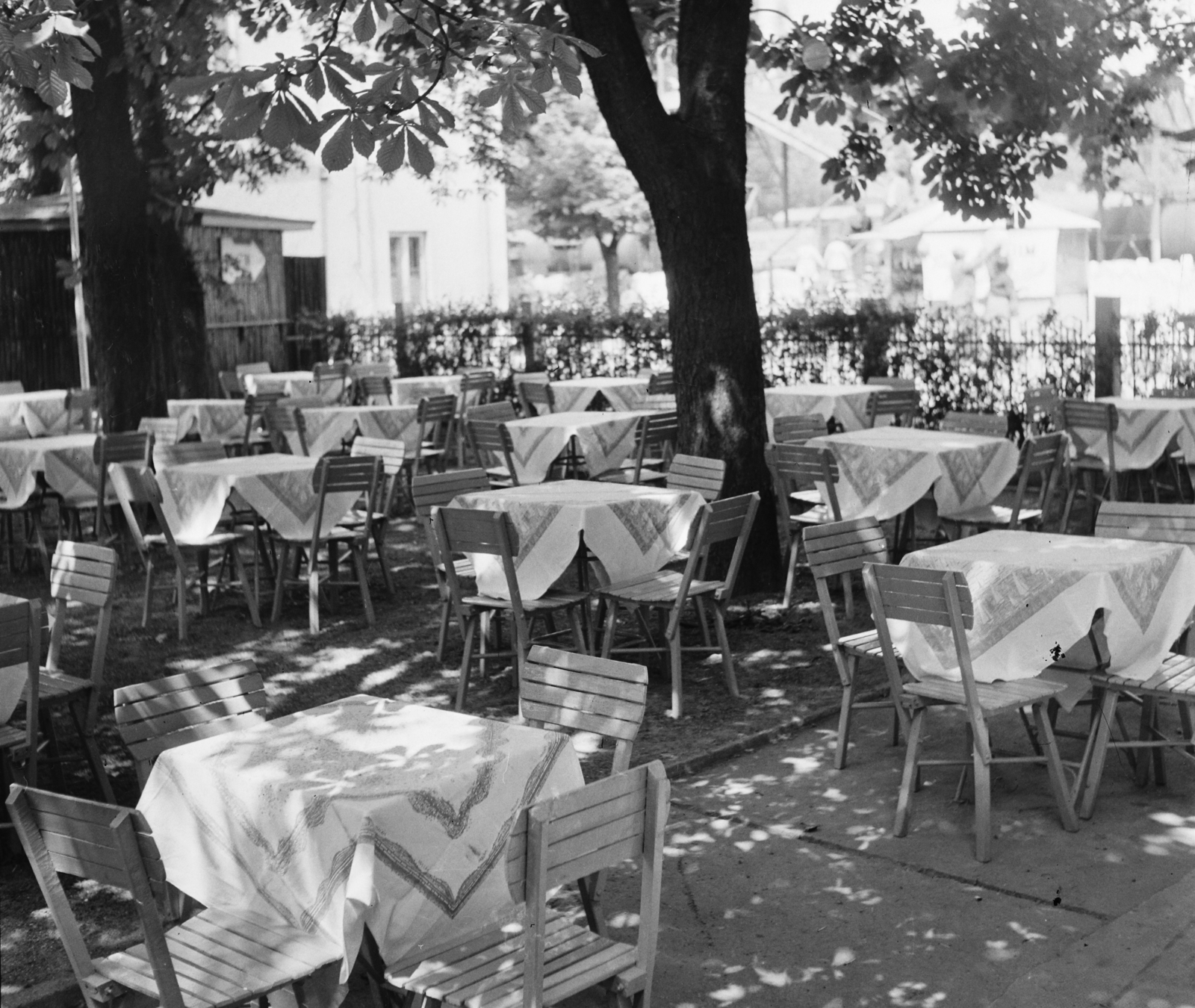 Magyarország,Balaton, Siófok, Kálmán Imre sétány 3., Hangulat cukrászda, kerthelyiség., 1959, Bauer Sándor, kerthelyiség, cukrászda, felüljáró, Fortepan #113369