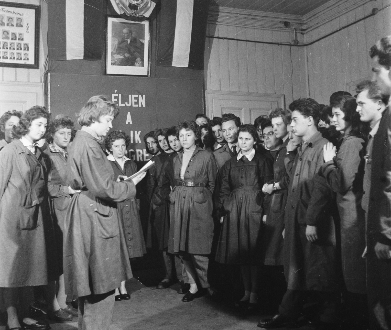 1959, Bauer Sándor, flag, Lenin-portrayal, school class portrait, political decoration, crest, student, political ad, school uniform, Fortepan #113399