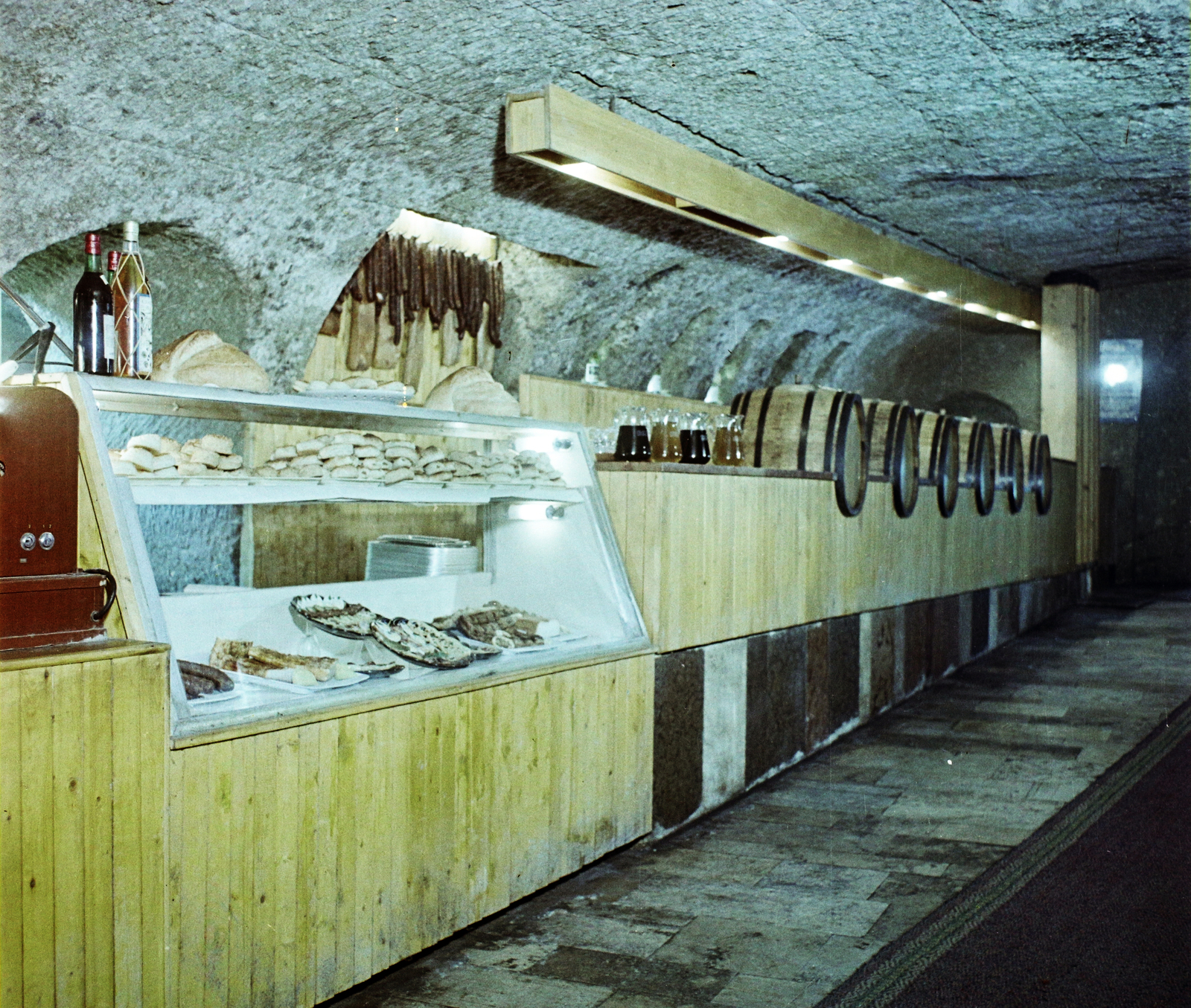 Magyarország, Eger, Trinitárius utca, Agria Taverna., 1967, Bauer Sándor, színes, hordó, pincehelyiség, Fortepan #113414