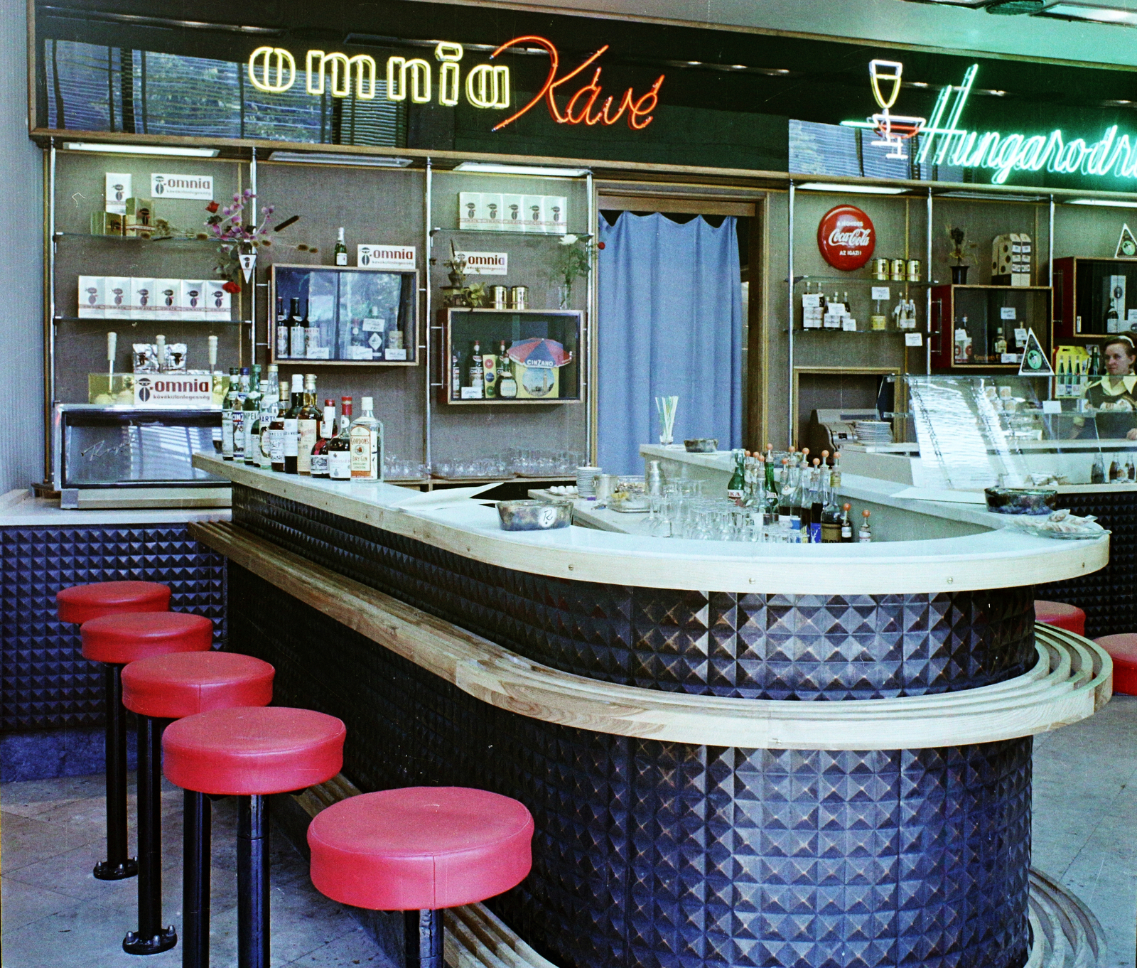 Hungary, Budapest VII., Erzsébet (Lenin) körút 49., Royal szálló, Omnia Café Hungarodrink bár., 1969, Bauer Sándor, colorful, Budapest, bar stool, Fortepan #113417