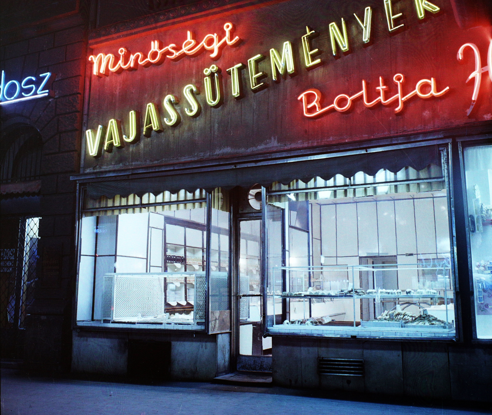 Hungary, Budapest VI., Teréz körút 20. (Lenin körút 78.), Vajas sütemények boltja., 1969, Bauer Sándor, colorful, Show window, neon sign, Budapest, Fortepan #113423