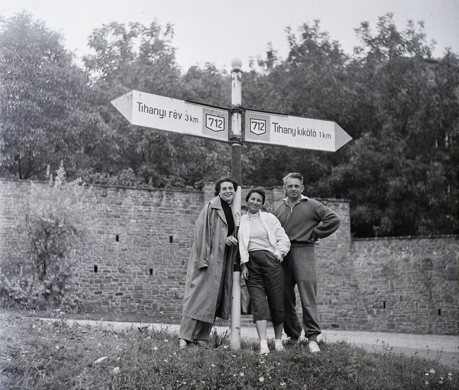 Hungary,Lake Balaton, Tihany, Fürdőtelepi út - Klebelsberg Kuno út kereszteződése, 1960, Bauer Sándor, tableau, road signs, capri, workout clothes, trench coat, Fortepan #113443