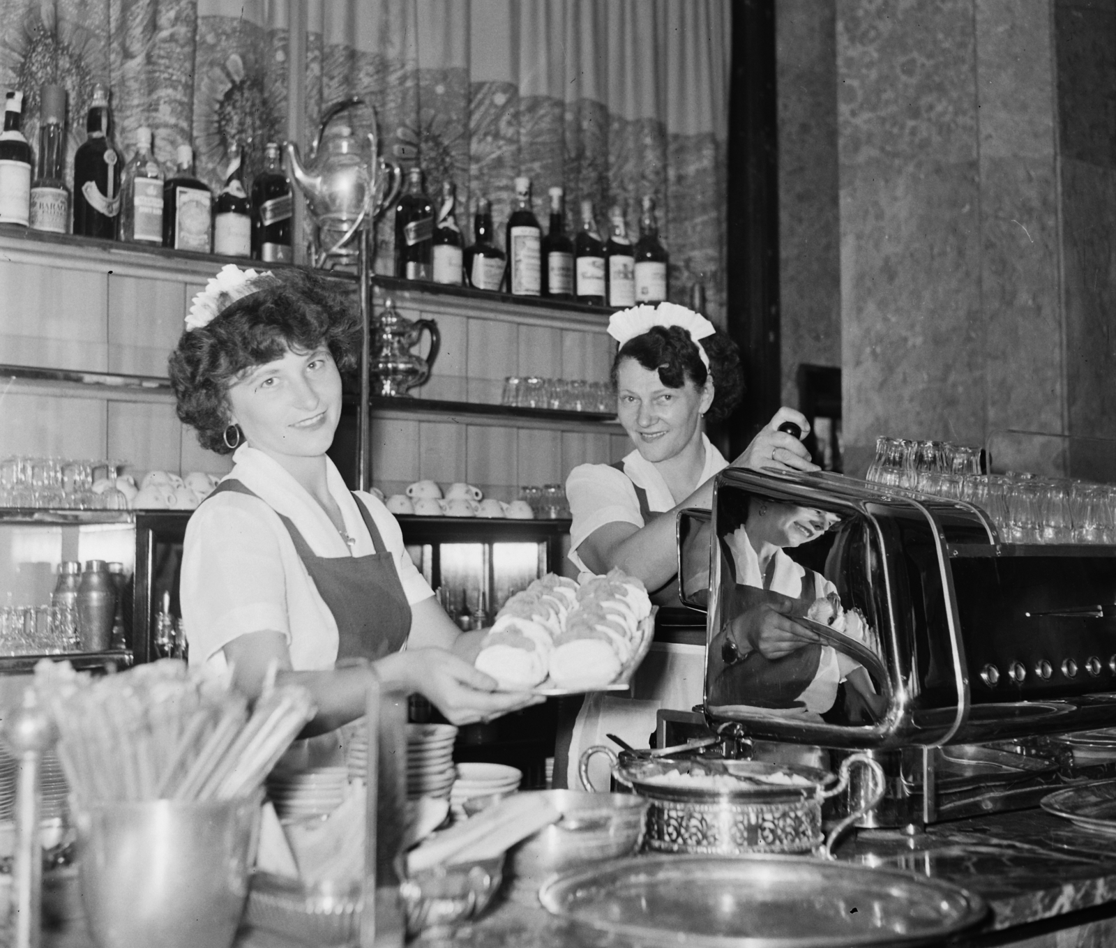 Hungary, Budapest V., Kossuth Lajos utca 19., az Astoria szálló presszója., 1957, Bauer Sándor, espresso, coffee maker, Budapest, staff, cold buffet, Fortepan #113445