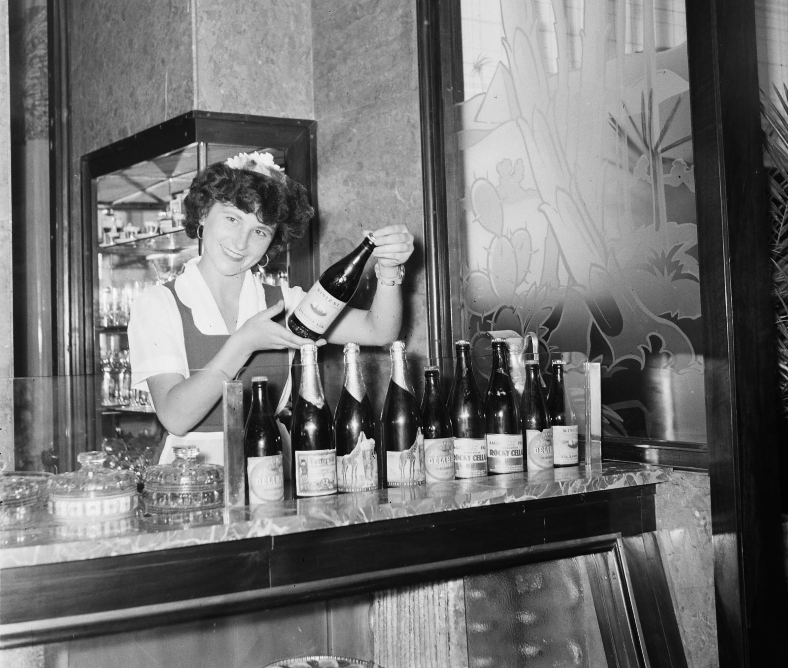 Hungary, Budapest V., Kossuth Lajos utca 19., az Astoria szálló presszója., 1957, Bauer Sándor, beer, cabinet, counter, beer bottle, Budapest, Kinizsi beer, Délibáb beer, Porter beer, Zsiráf beer, Fortepan #113447