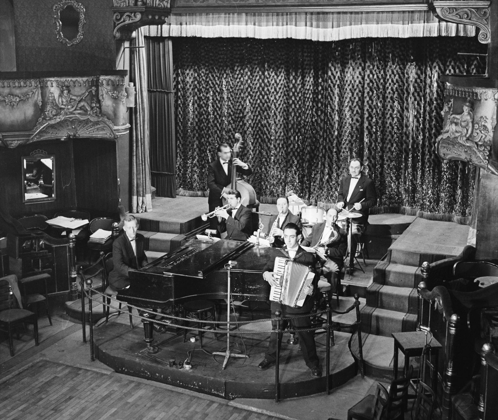 Magyarország, Budapest VI., Nagymező utca 17., Budapest Táncpalota (Moulin Rouge). Váradi Tibor harmonikaművész és együttese., 1957, Bauer Sándor, zenekar, színpad, stukkó, Budapest, szórakozóhely, Fortepan #113453