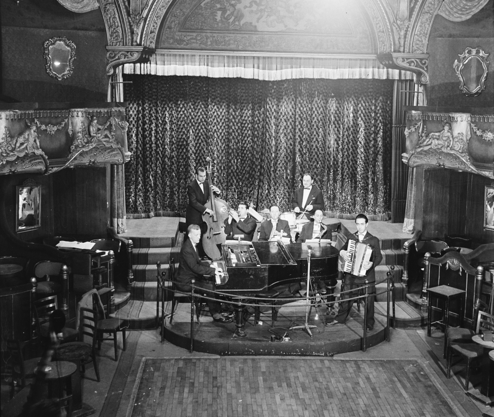 Hungary, Budapest VI., Nagymező utca 17., Budapest Táncpalota (Moulin Rouge). Váradi Tibor harmonikaművész és együttese., 1957, Bauer Sándor, band, stucco, Budapest, nightclub, Fortepan #113454