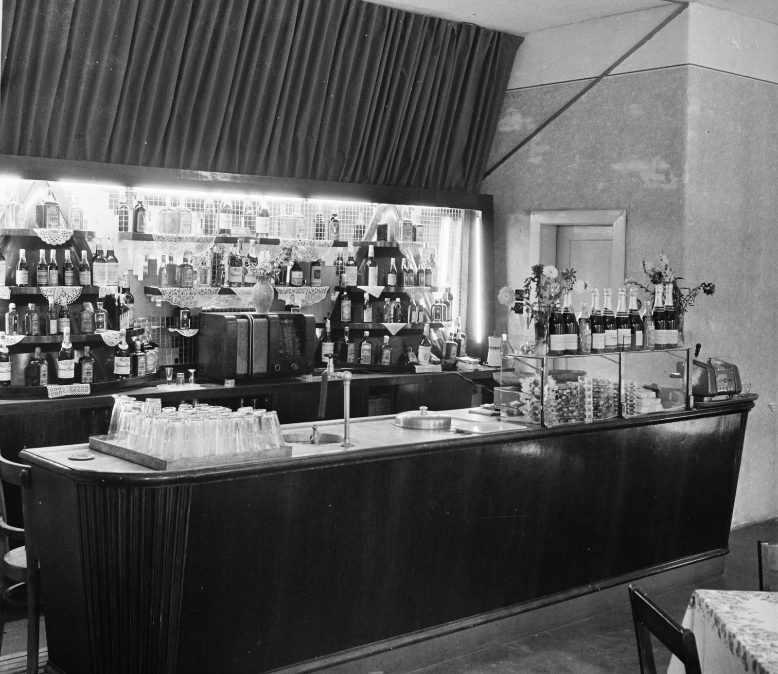 1959, Bauer Sándor, radio, coffee maker, counter, wood panelling, taproom, drapery, Fortepan #113472