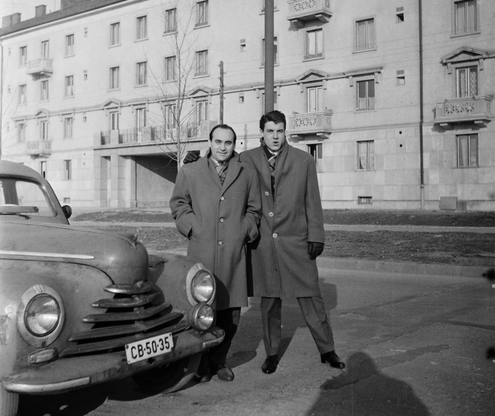 Hungary, Dunaújváros, Vasmű út. Balra Koppány György fotóriporter., 1961, Bauer Sándor, Skoda-brand, socialist realism, number plate, Fortepan #113476