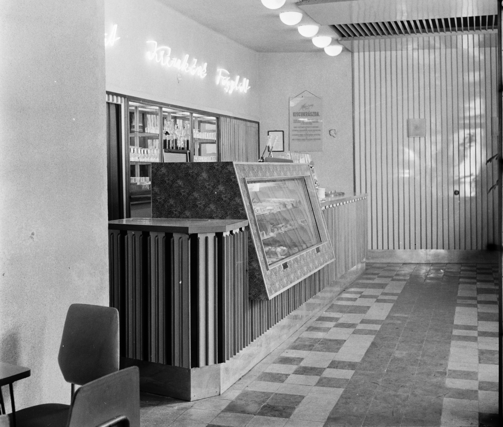 Magyarország, Dunaújváros, Munkácsy Mihály utca, Hóvirág kiscukrászda., 1961, Bauer Sándor, neon felirat, hűtőpult, Fortepan #113478