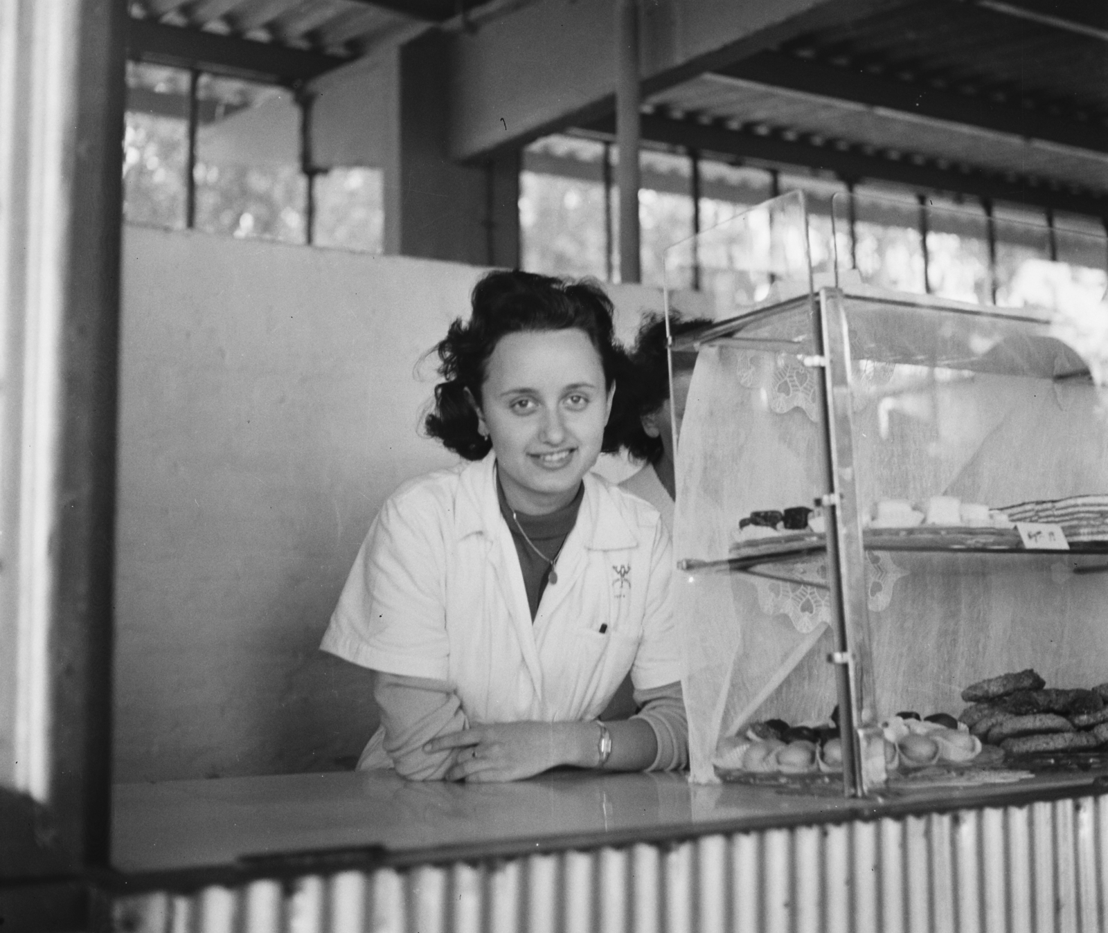 Hungary,Lake Balaton, Siófok, Petőfi sétány, strand, büfé., 1959, Bauer Sándor, pastry, counter, Fortepan #113484