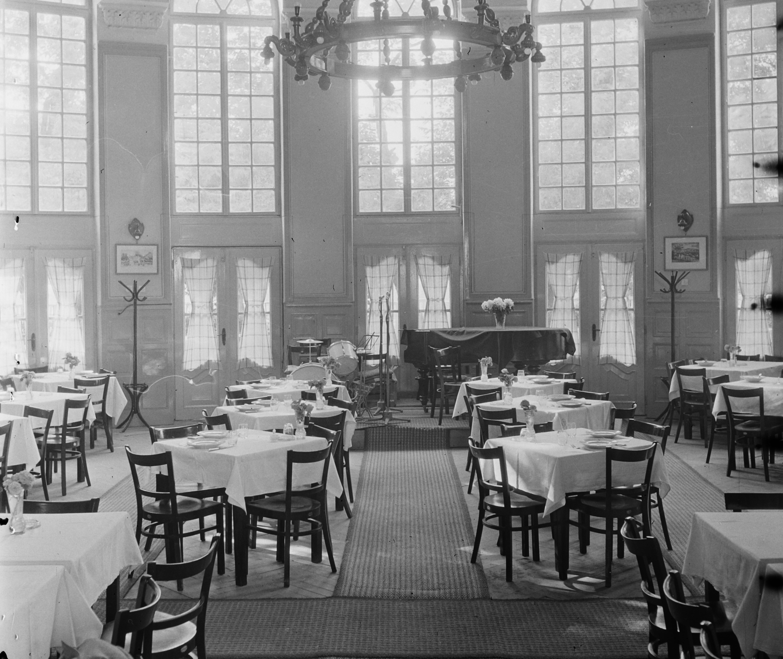 Hungary,Lake Balaton, Siófok, Kálmán Imre sétány 6., Balaton étterem., 1959, Bauer Sándor, restaurant, chandelier, piano, coat-stand, Fortepan #113489