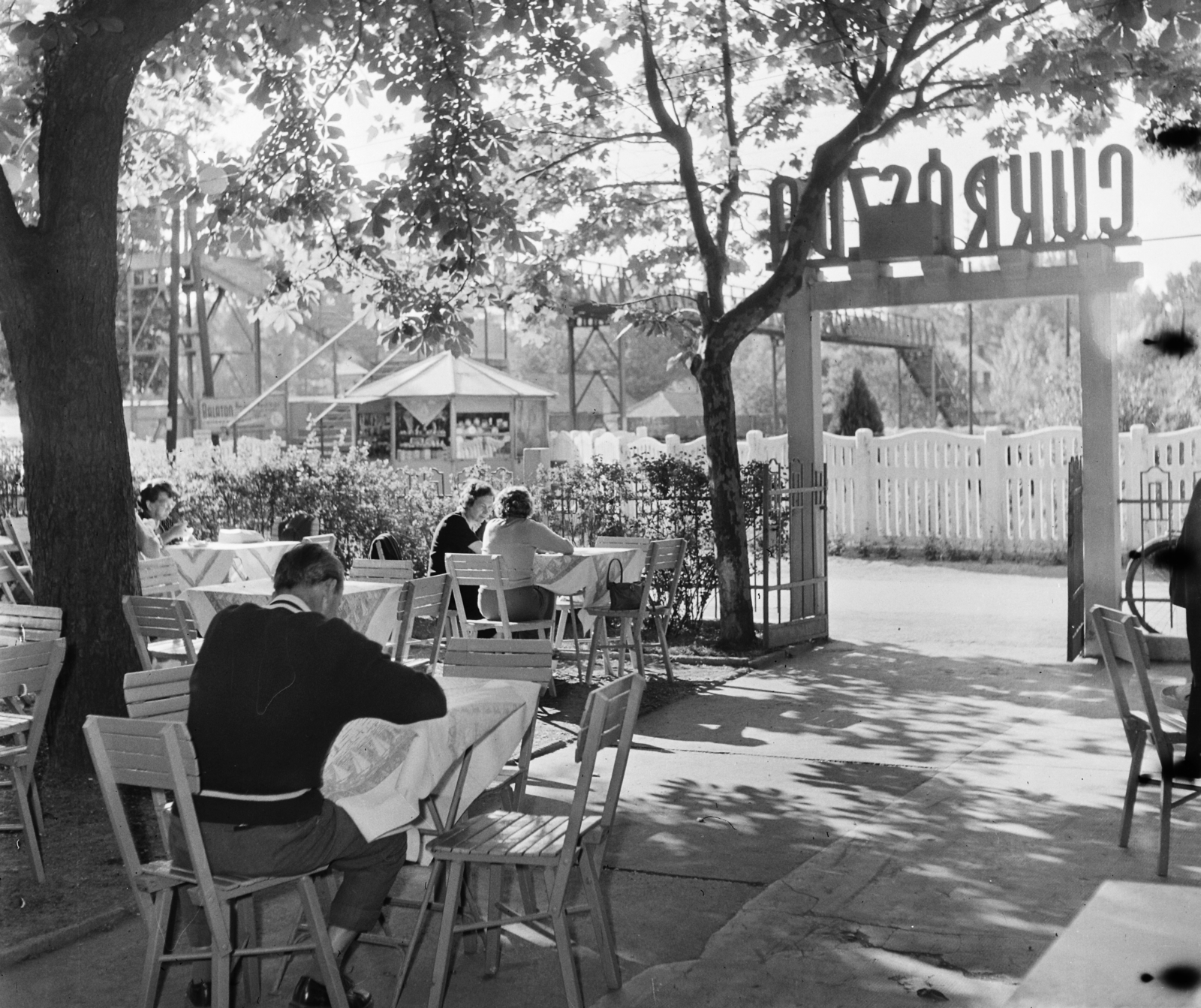 Magyarország,Balaton, Siófok, Kálmán Imre sétány 3., Hangulat cukrászda, kerthelyiség., 1959, Bauer Sándor, kerthelyiség, cukrászda, felüljáró, Fortepan #113490