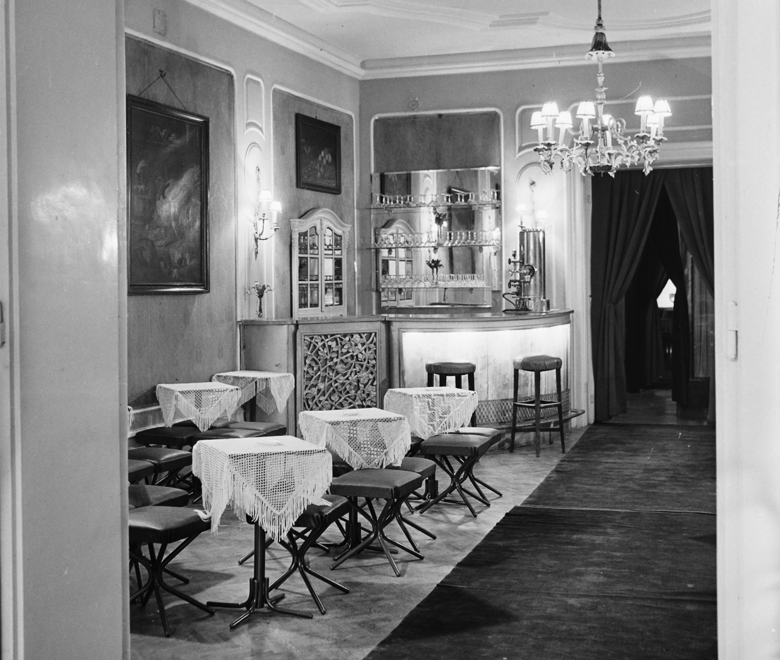 Hungary, Budapest VII., Városligeti (Gorkij) fasor 35/b, Moszkva étterem., 1959, Bauer Sándor, Budapest, interior, tablecloth, chandelier, Fortepan #113508