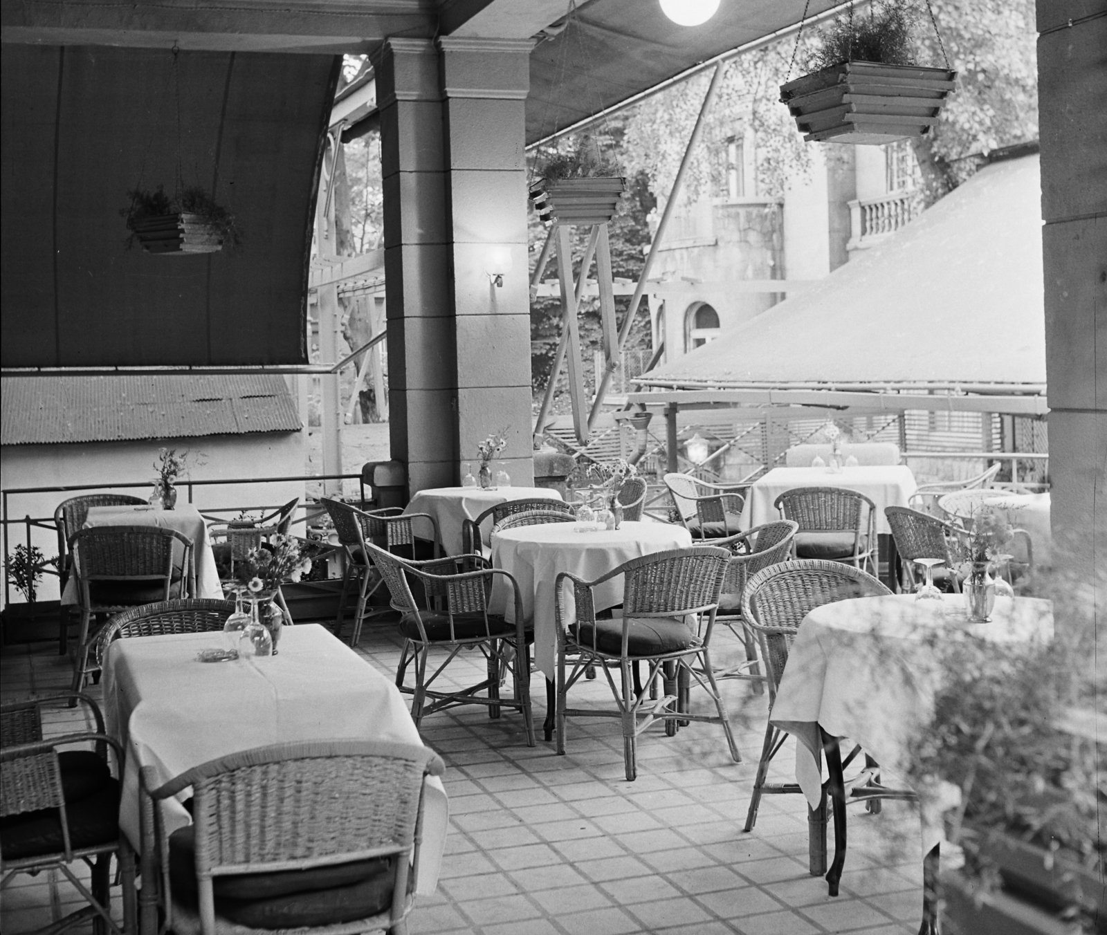 Magyarország, Budapest VII., Városligeti (Gorkij) fasor 35/b, a Moszkva étterem kerthelyisége., 1959, Bauer Sándor, Budapest, fonott szék, Fortepan #113509