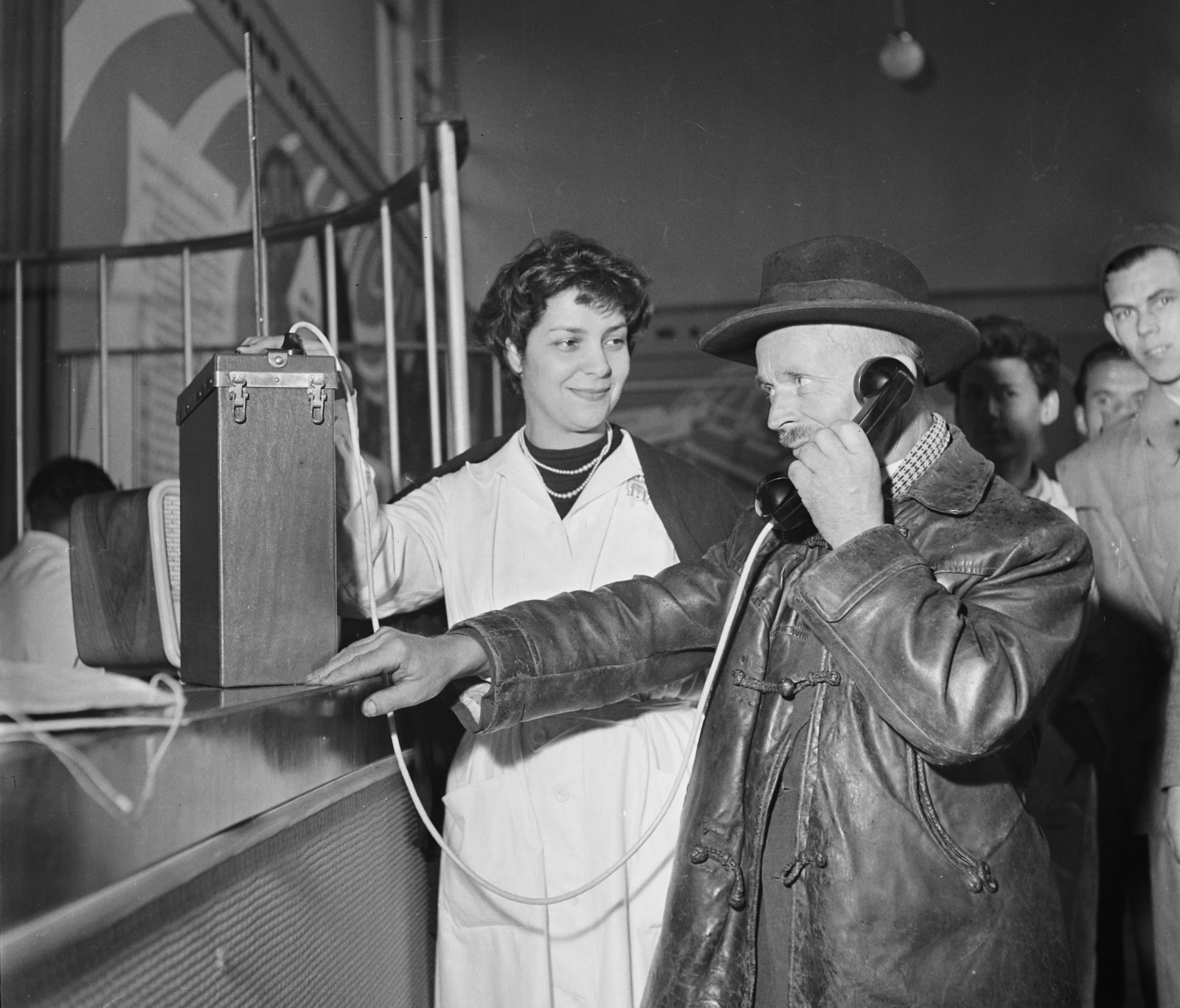 Magyarország, Városliget,Budapesti Ipari Vásár, Budapest XIV., 1957, Bauer Sándor, kalap, telefon, bőrkabát, Budapest, Fortepan #113512