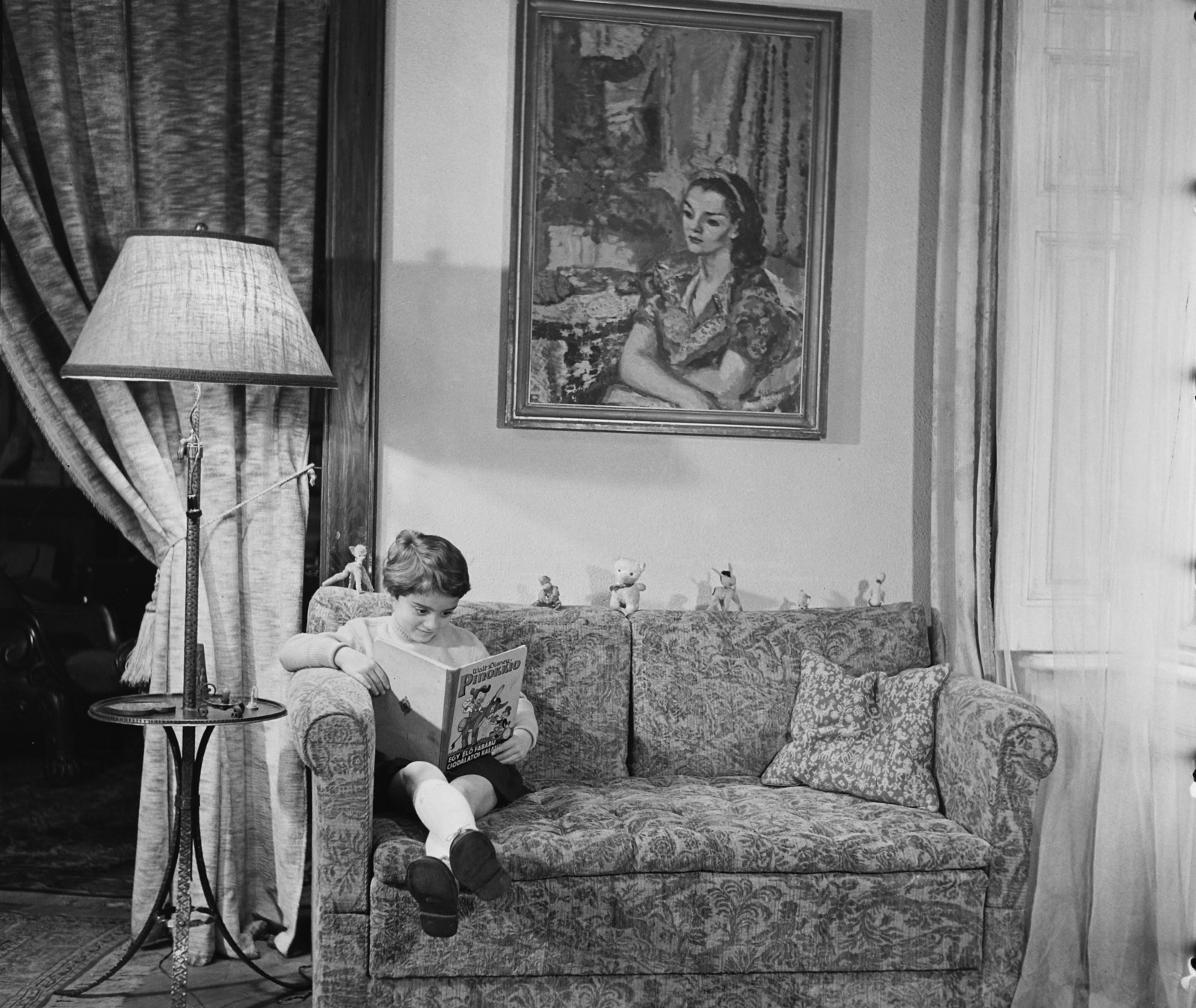 Hungary, Budapest V., Váci utca 79., Lugosy Bálint építészmérnök otthona, a falon Bertalan Albert festőművész Vörösblúzos nő című festménye., 1960, Bauer Sándor, reading, curtain, floor lamp, furniture, girl, painting, interior, Budapest, Fortepan #113525