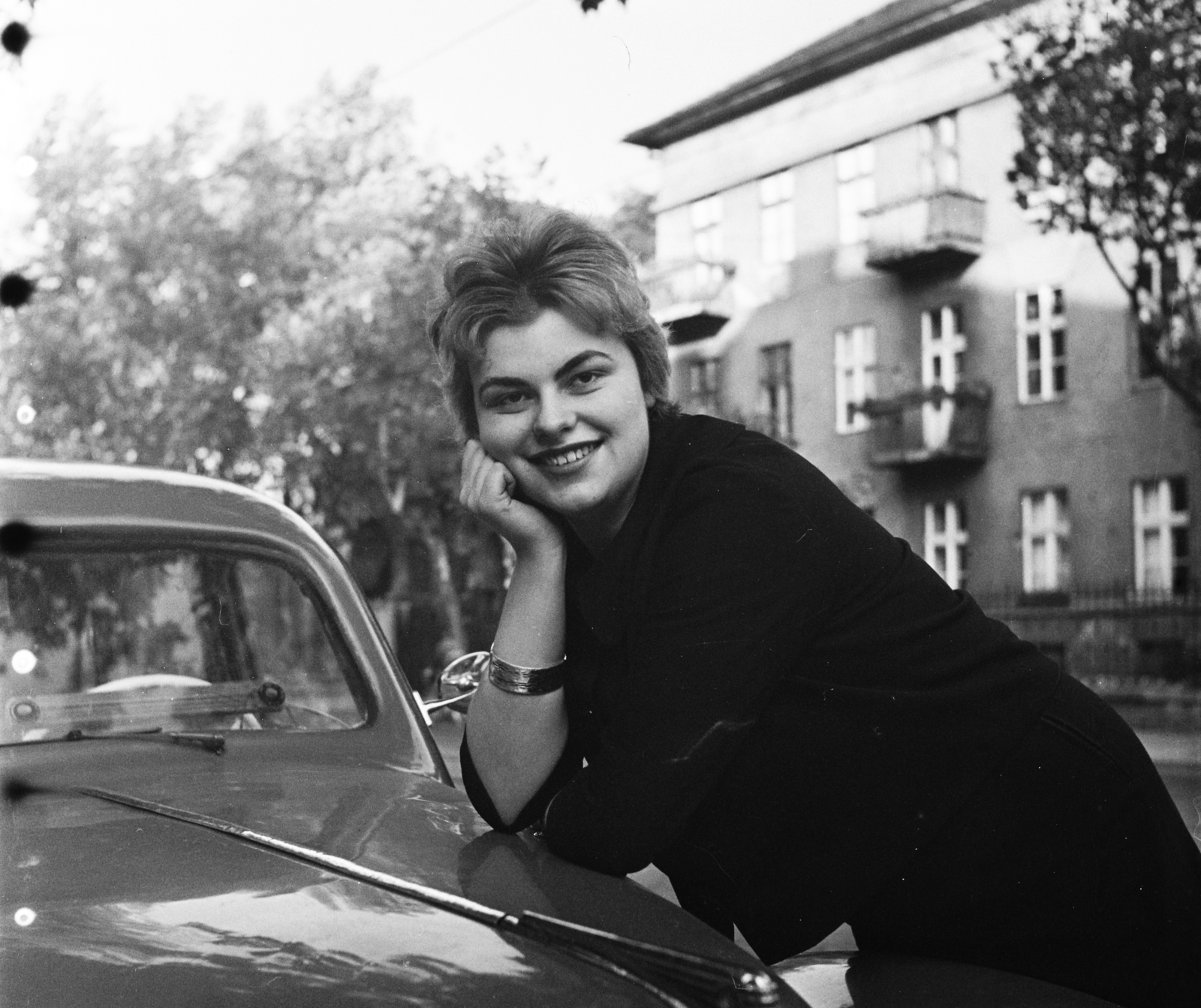 Hungary, Budapest XIV., Thököly út, háttérben az 55. számú ház., 1960, Bauer Sándor, Budapest, girls'n'cars, Fortepan #113536