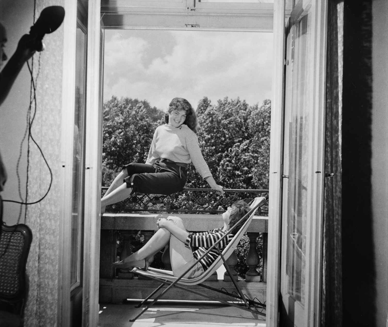 Hungary, Margit Islands, Budapest, Margitszigeti Nagyszálló., 1957, Bauer Sándor, sitting on a handrail, youth, Fortepan #113542
