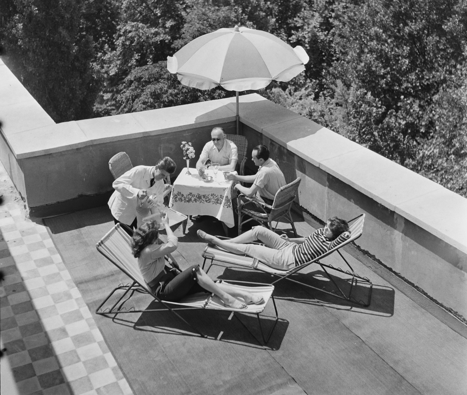 Hungary, Margit Islands, Budapest, Margitszigeti Nagyszálló., 1957, Bauer Sándor, waiter, sunshades, relaxation, deck chair, Fortepan #113547