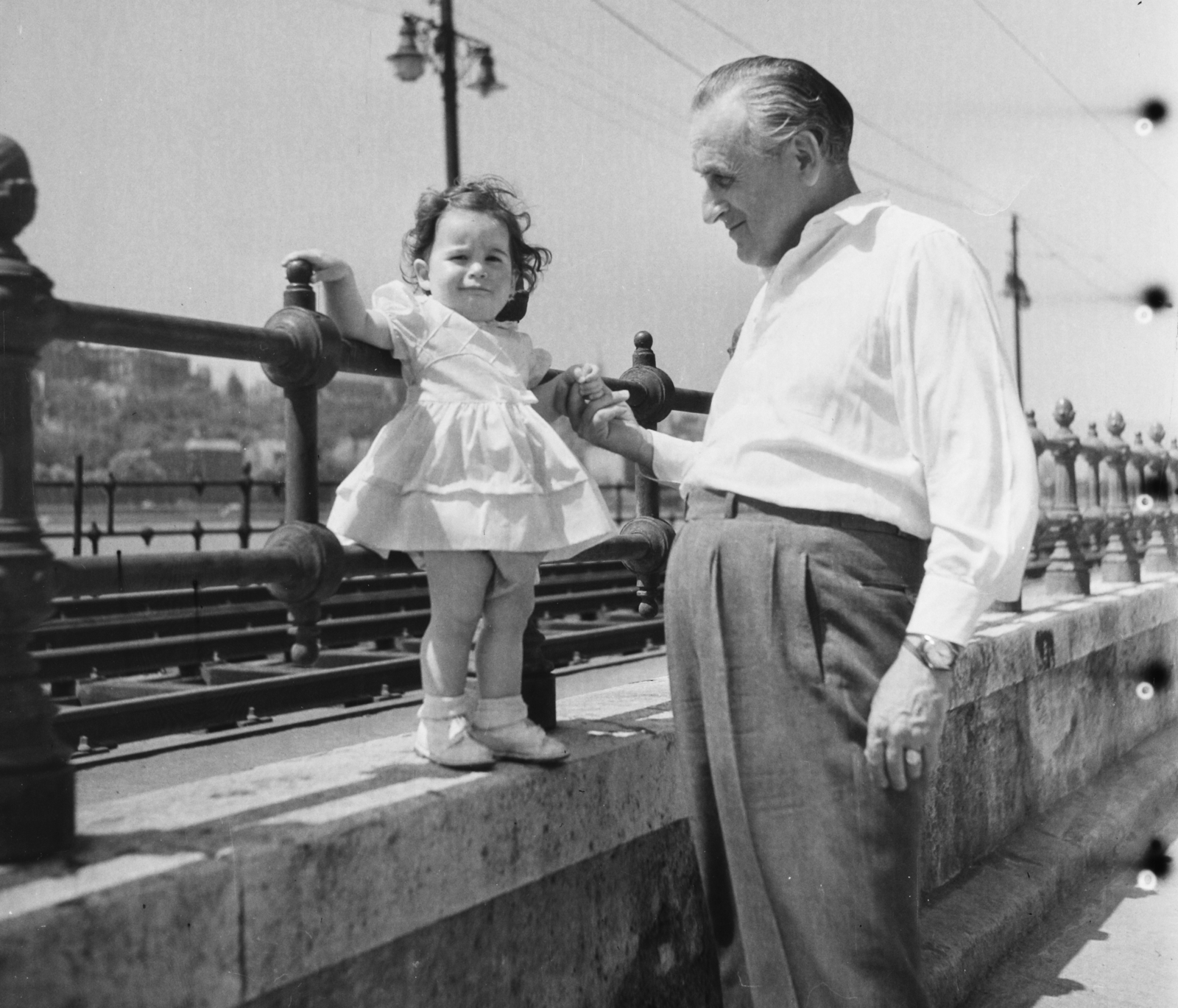 Hungary, Budapest V., Dunakorzó., 1958, Bauer Sándor, grandparent, railing, grandchild, Budapest, Danube's shore, Fortepan #113556
