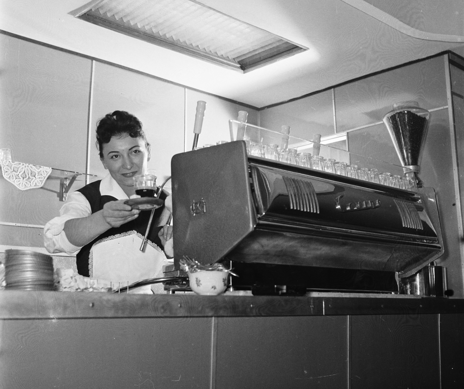 Magyarország, Budapest VIII., Rákóczi út 27/b, Uránia cukrászda., 1959, Bauer Sándor, Budapest, kávégép, csésze, Fortepan #113567