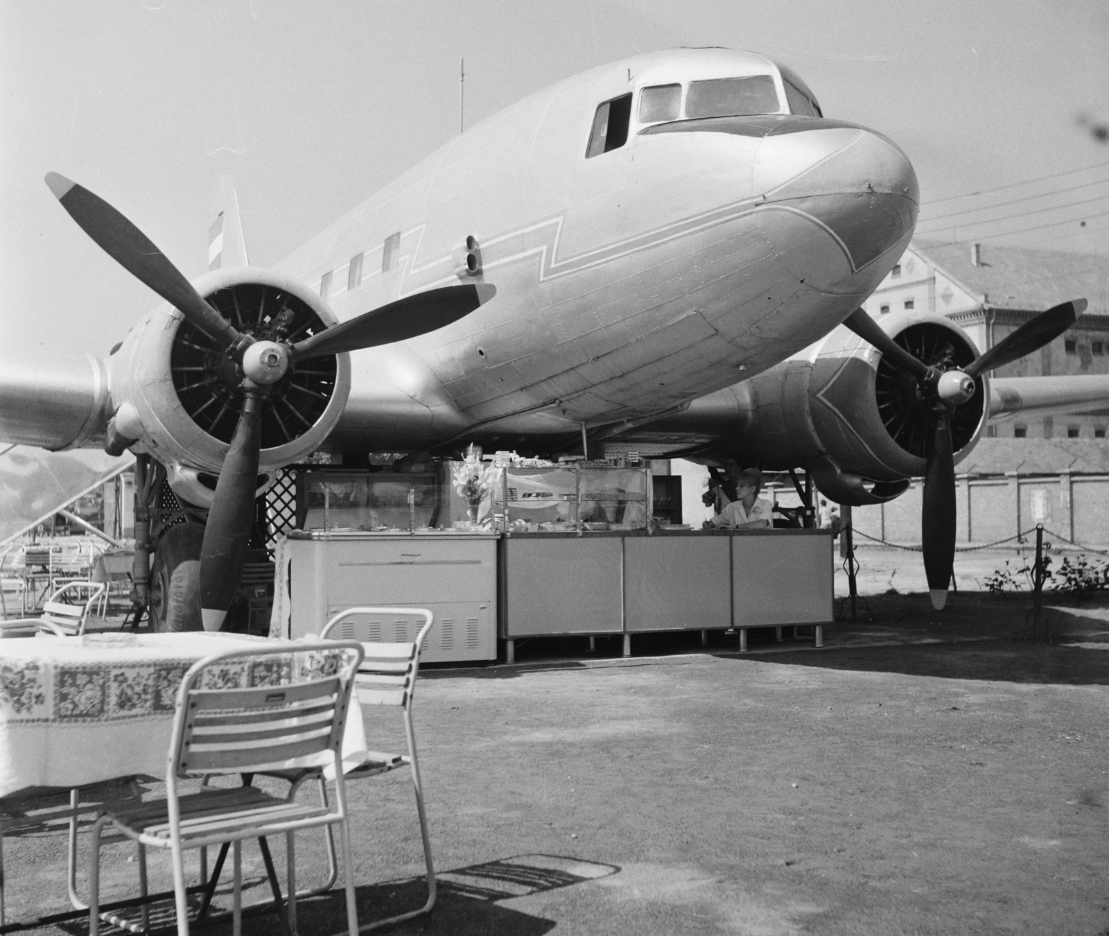 Hungary, Budapest X., Mázsa tér, Kis Pilóta cukrászda., 1961, Bauer Sándor, Soviet brand, airplane, Lisunov-brand, Budapest, Fortepan #113578
