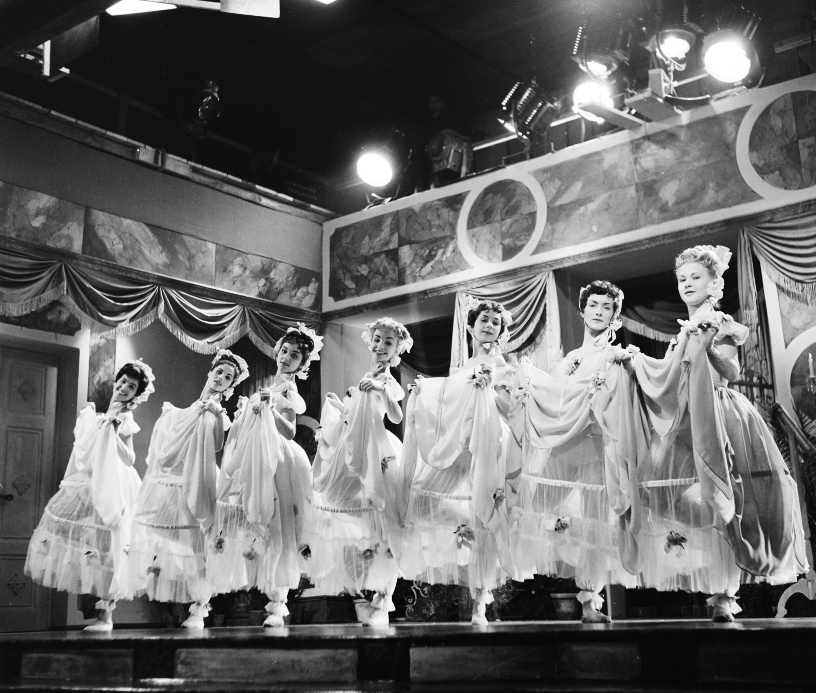 Hungary, Budapest XIV., Hunnia Filmgyár, a Gerolsteini kaland című film (rendező: Farkas Zoltán) forgatása., 1957, Bauer Sándor, Budapest, dance, stage, Fortepan #113581