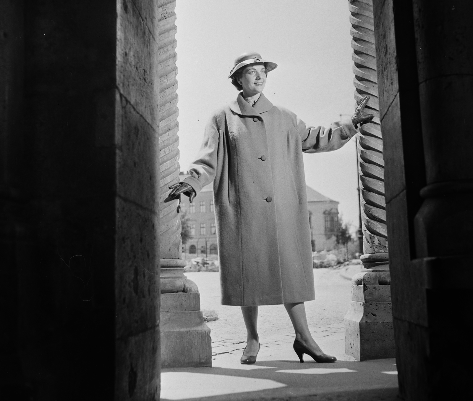 Hungary, Halászbástya, Budapest I., háttérben a Szentháromság tér és a Szentháromság utca sarkán a Vármúzeum (régi budai Városháza) épülete. Vitéz Eszter manöken., 1957, Bauer Sándor, Budapest, Fortepan #113601
