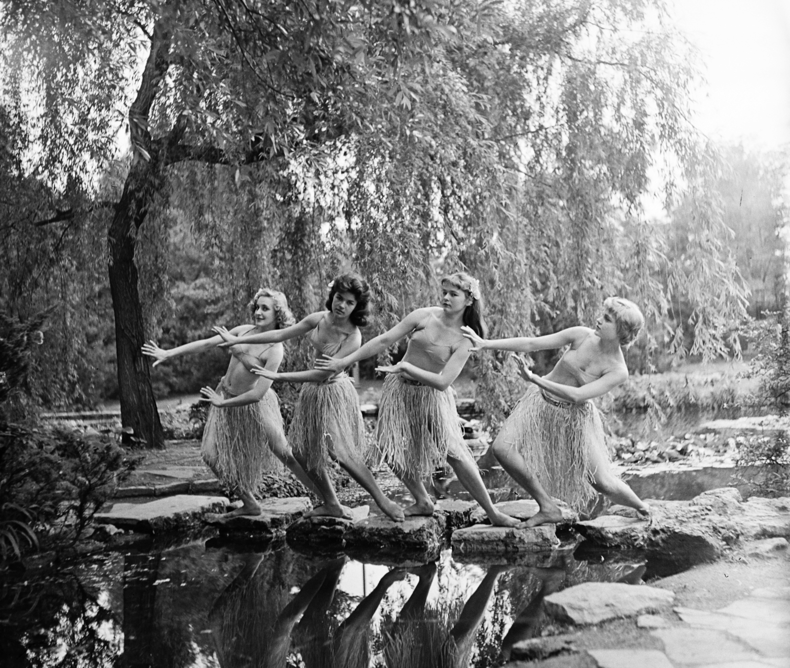 Hungary, Margit Islands, Budapest, japánkert., 1966, Bauer Sándor, dance, dancer, bast skirt, Fortepan #113615
