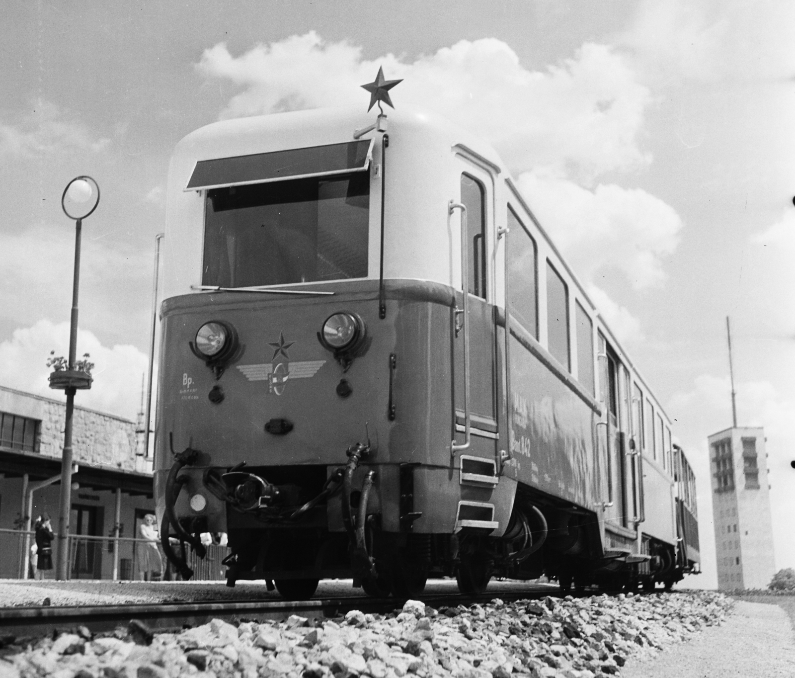 Magyarország, Széchenyihegy, Budapest XII., a Gyermekvasút (Úttörővasút) végállomása, háttérben a TV torony., 1959, Bauer Sándor, vasúti szerelvény, vörös csillag, vasútállomás, Gyermekvasút, Budapest, Fortepan #113618