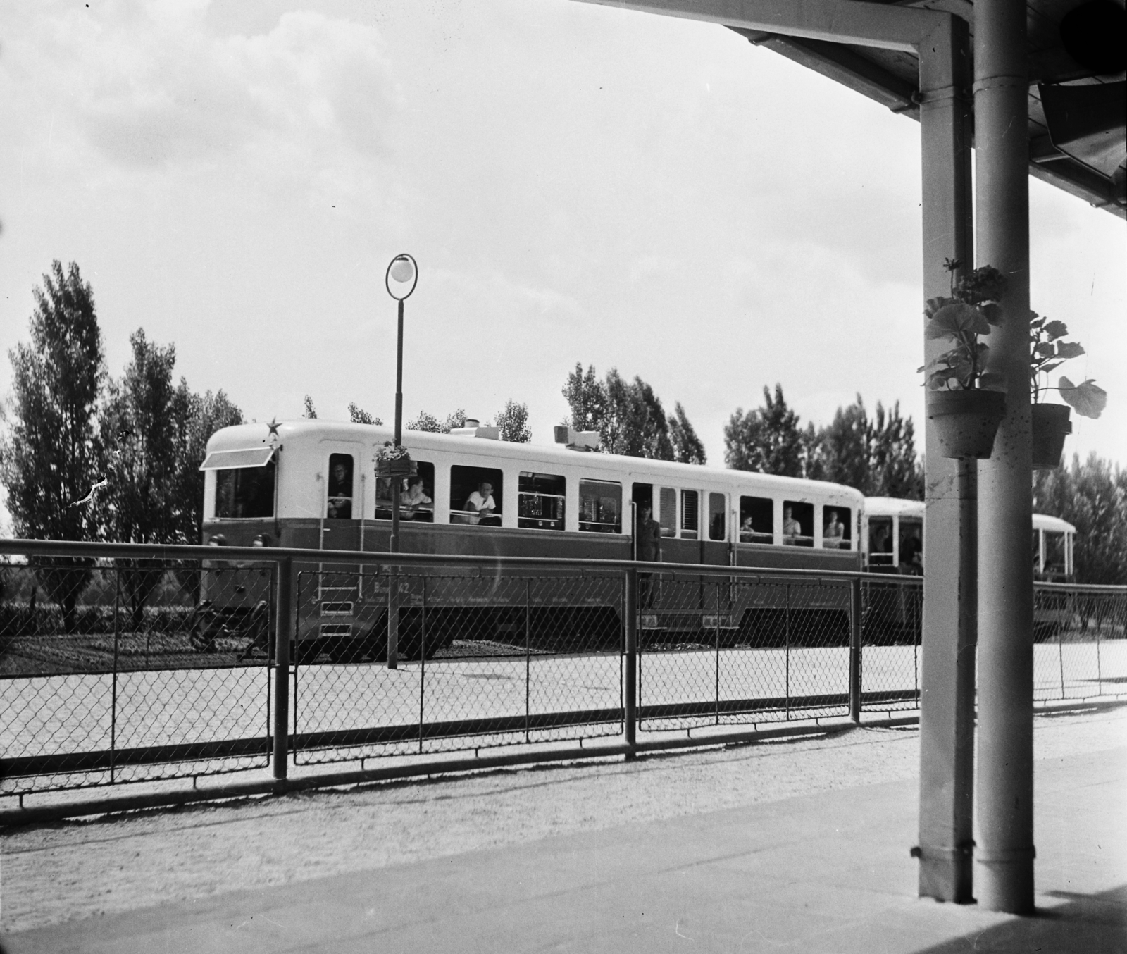 Hungary, untitled, Budapest XII., a Gyermekvasút (Úttörővasút) végállomása., 1959, Bauer Sándor, Children's railway, Budapest, Fortepan #113620