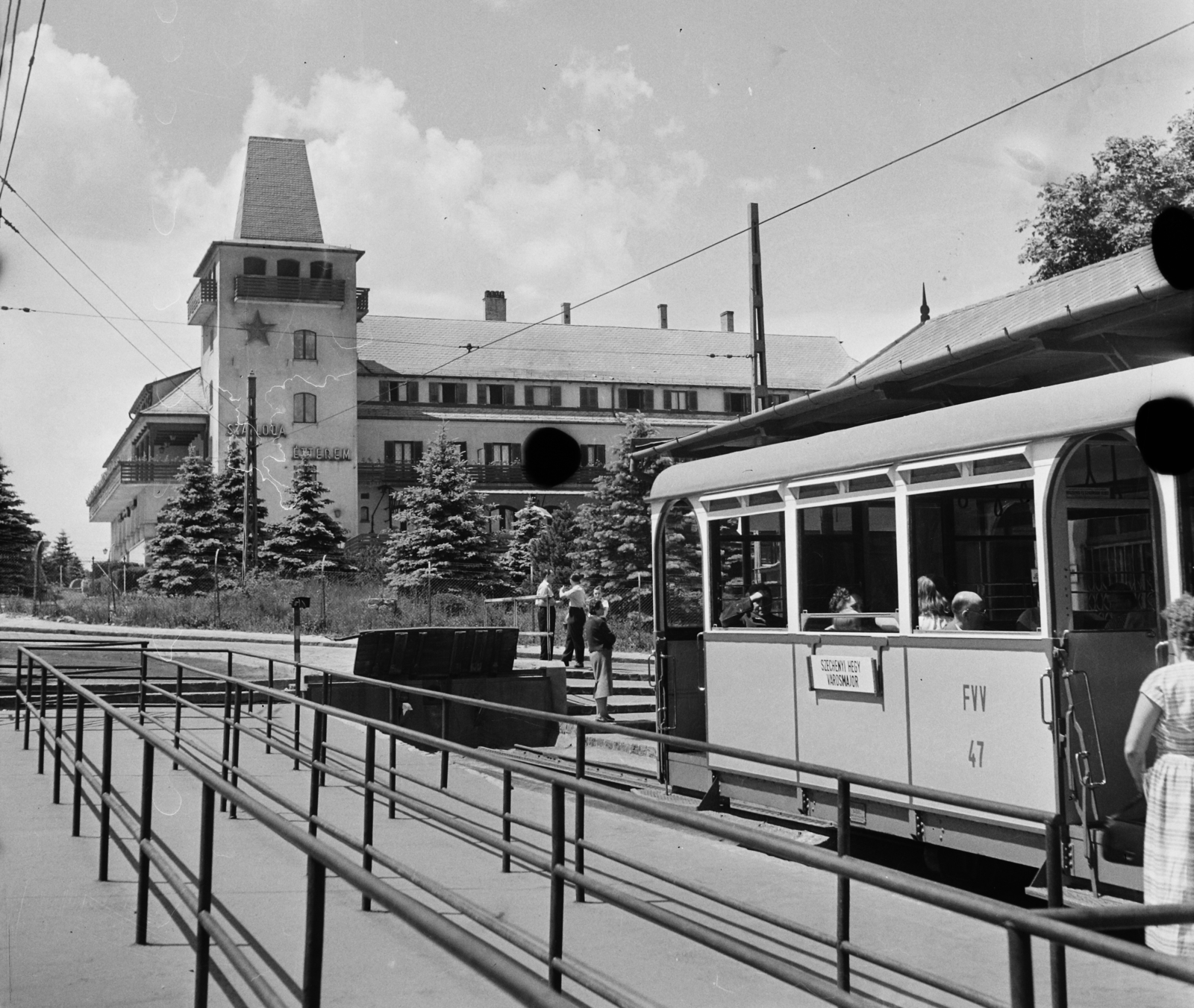 Hungary, untitled, Budapest XII., a Fogaskerekű végállomása. Szemben a Vörös Csillag (egykor Golf, később Panoráma) szálloda., 1959, Bauer Sándor, hotel, Red Star, funicular train, Budapest, Fortepan #113621