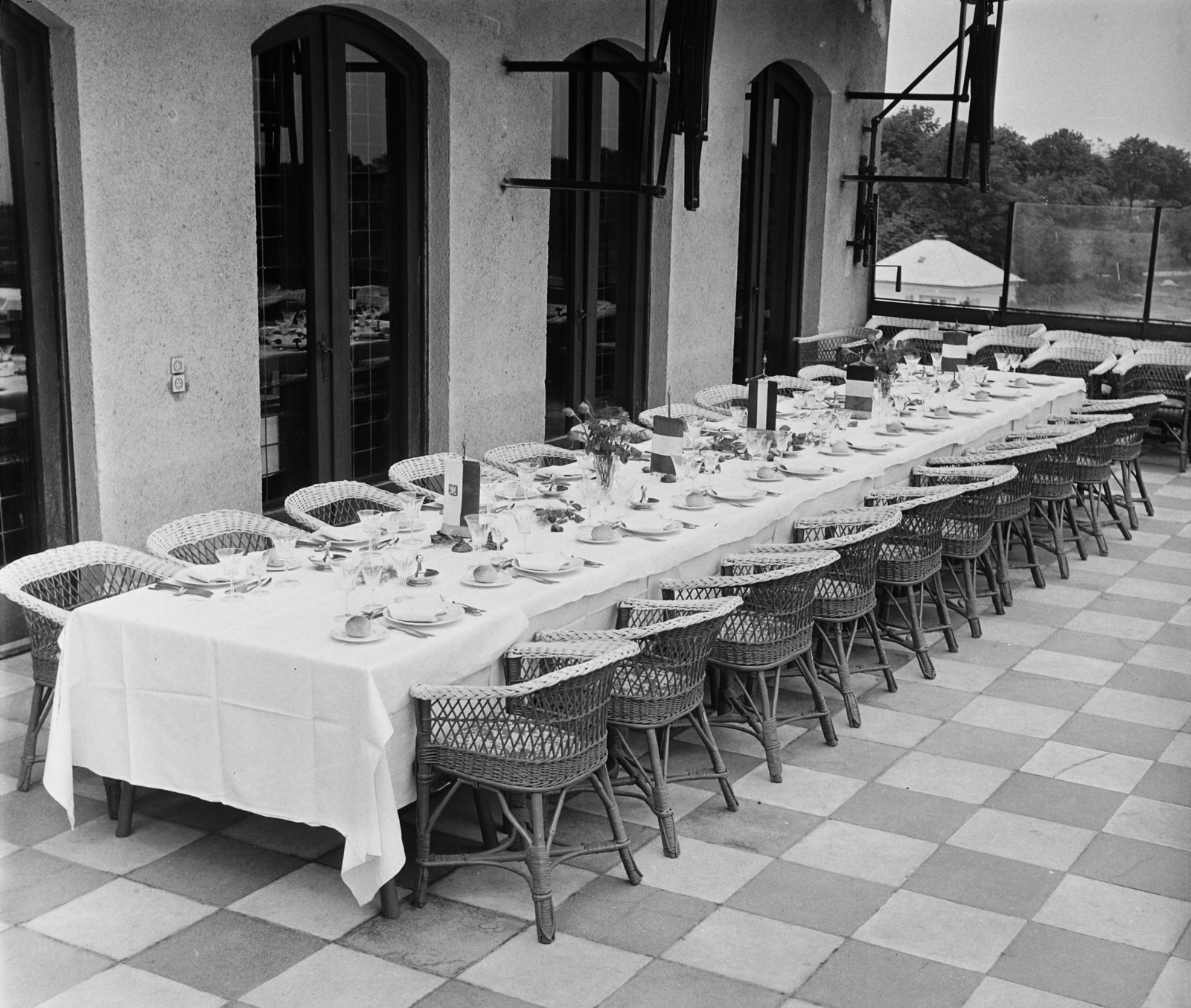 Hungary, untitled, Budapest XII., Rege utca, Vörös Csillag (egykor Golf, később Panoráma) szálloda, terasz., 1959, Bauer Sándor, flag, wicker chair, hotel, terrace, place, table, Budapest, Fortepan #113631