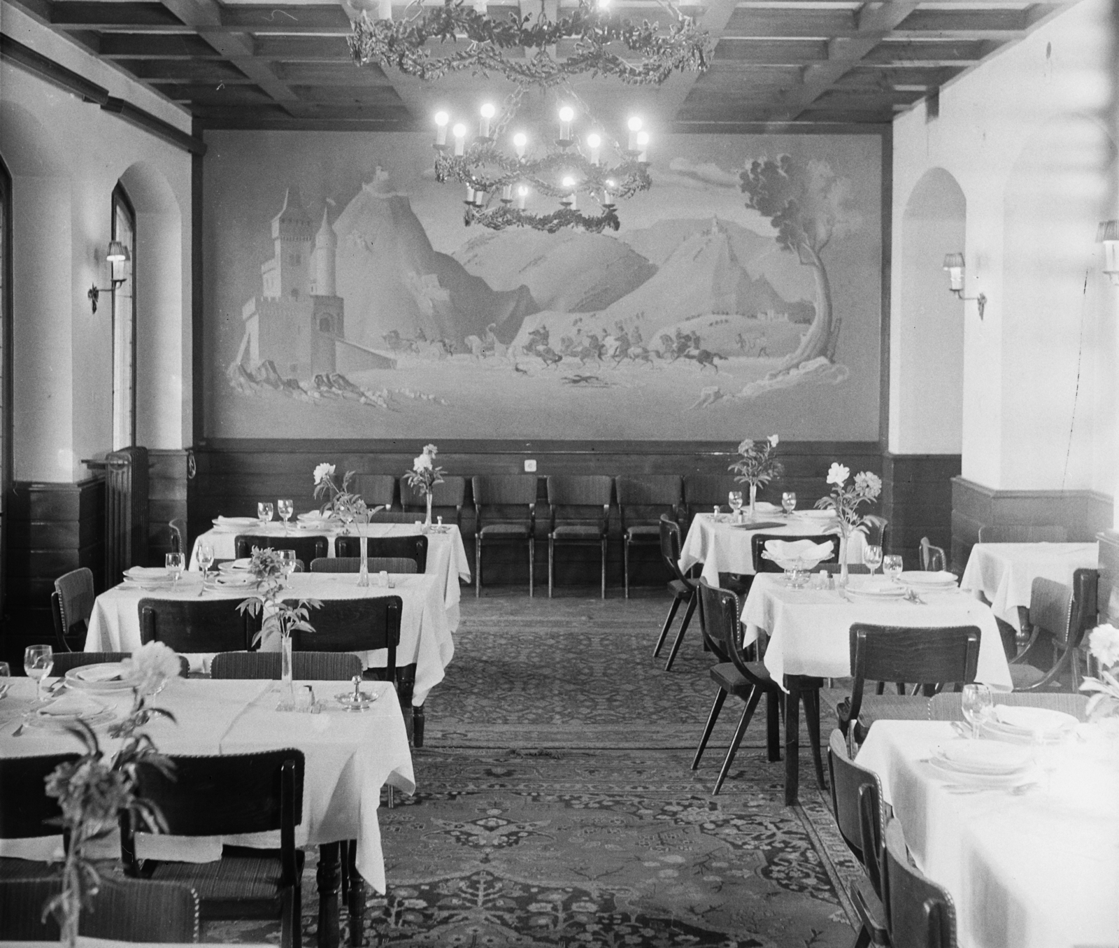 Hungary, untitled, Budapest XII., Rege utca, Vörös Csillag (egykor Golf, később Panoráma) szálloda, étterem. Szemben Molnár C. Pál alkotása, Mátyás király hazatér a vadászatról., 1959, Bauer Sándor, hotel, restaurant, painting, chandelier, Budapest, wall painting, Fortepan #113633