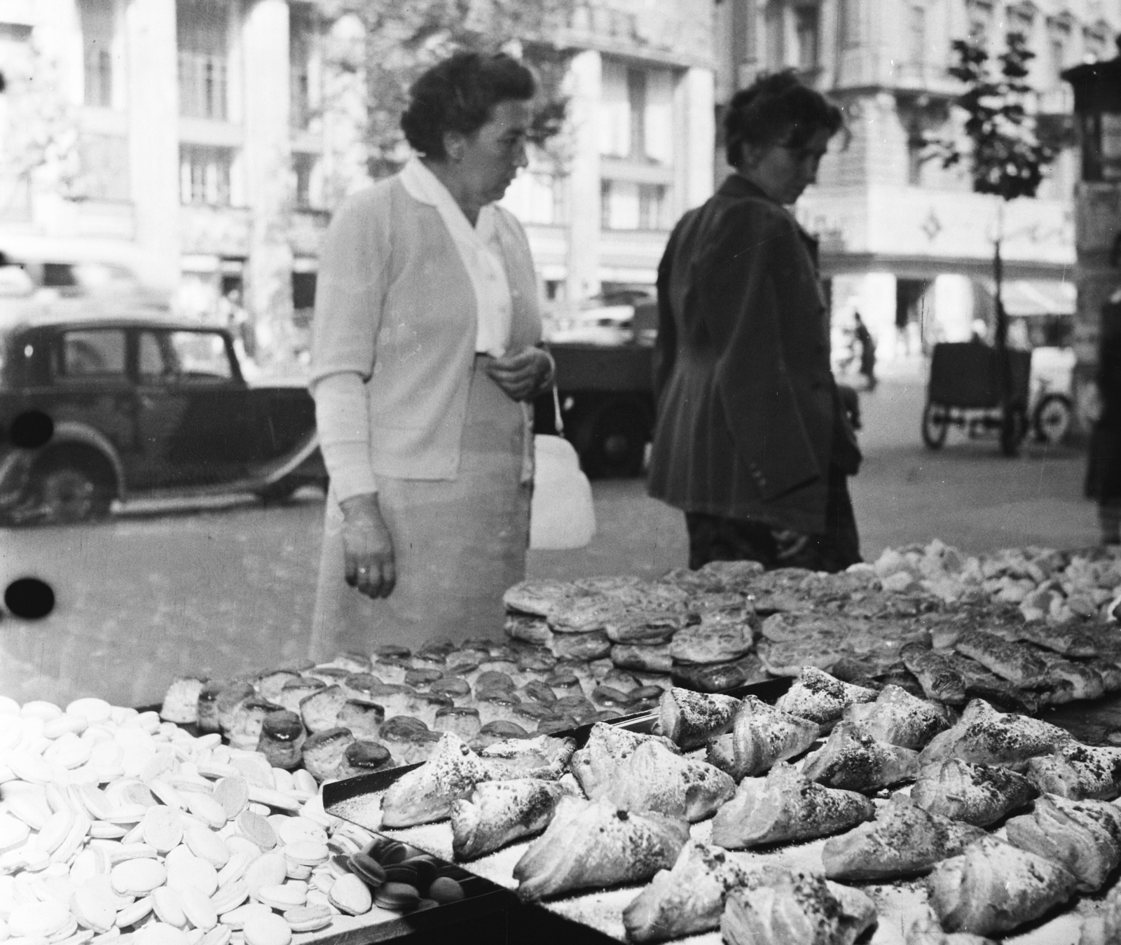 Hungary, Budapest VIII., Rákóczi út 17., Vajas sütemények boltja, kirakat. Szemben a Kazinczy utca torkolata látszik., 1961, Bauer Sándor, Show window, shop, pastry, Budapest, Fortepan #113640