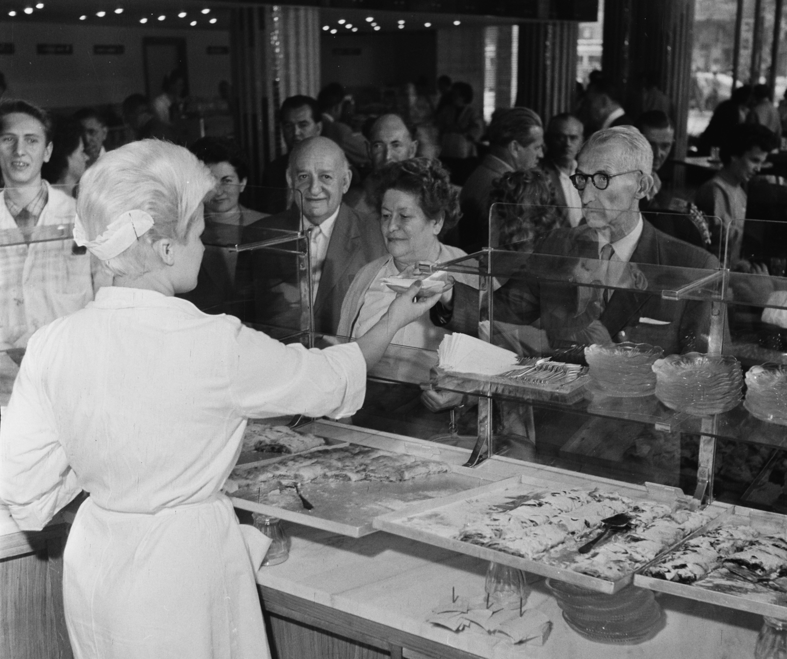 Hungary, Budapest VII., Rákóczi út - Akácfa utca sarok, EMKE eszpresszó és büfé., 1961, Bauer Sándor, Budapest, Fortepan #113641