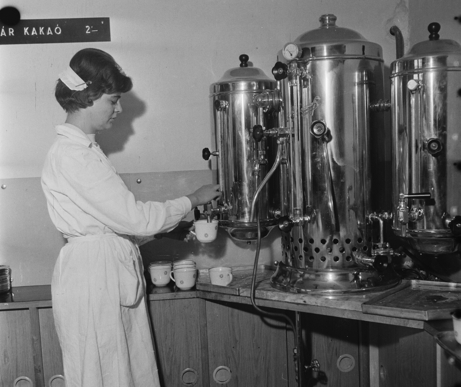 Hungary, Budapest VII., Rákóczi út - Akácfa utca sarok, EMKE eszpresszó és büfé, kakaó készítő gép., 1961, Bauer Sándor, Budapest, Fortepan #113643