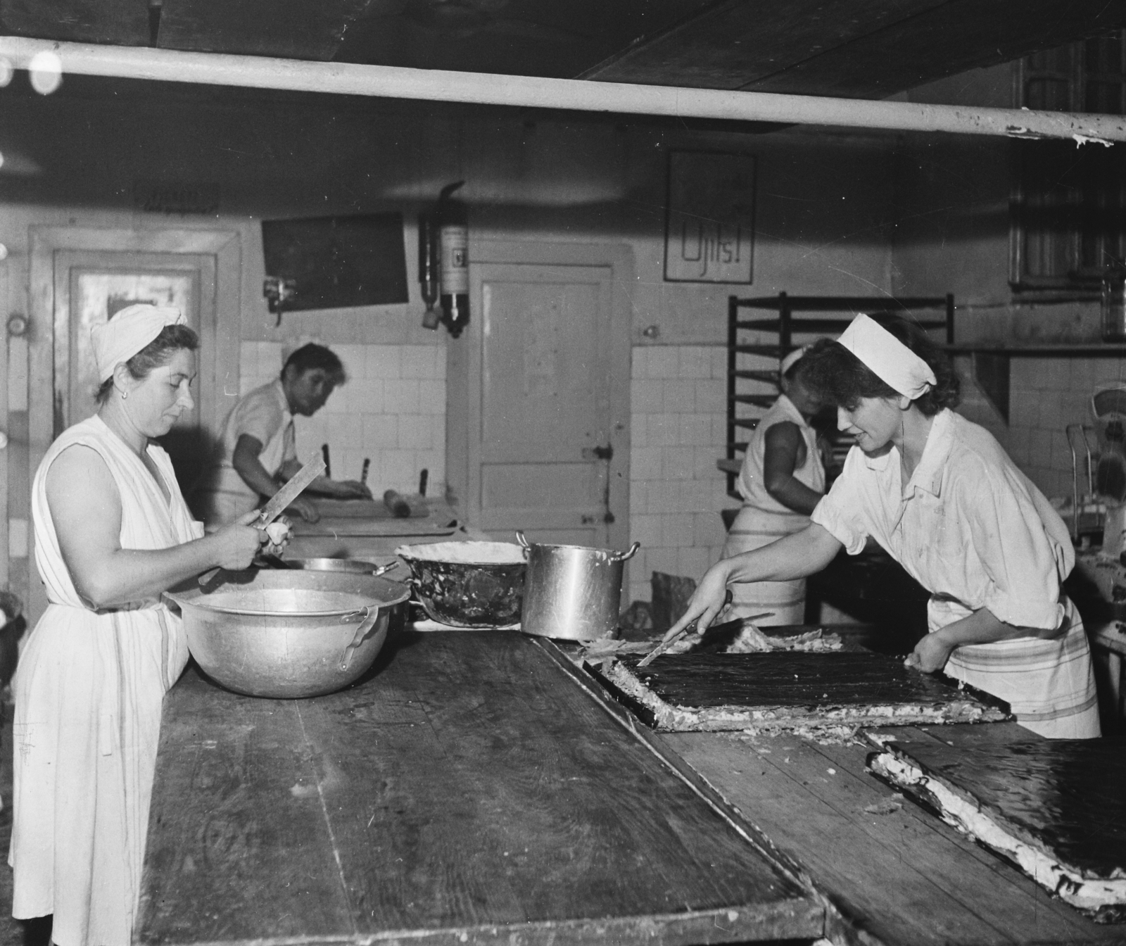 Hungary, Budapest VI., Teréz körút 20. (Lenin körút 78.), a Vajas sütemények boltjának cukrászata., 1961, Bauer Sándor, workplace, shop, workshop, table, apron, headscarf, overall, pastry, Budapest, headband, Fortepan #113645