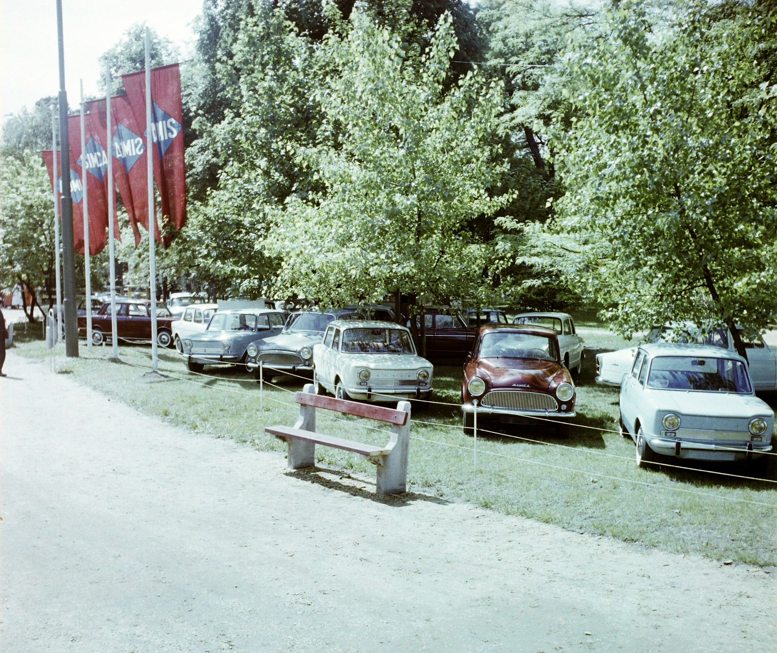 Magyarország, Városliget,Budapesti Ipari Vásár, Budapest XIV., 1962, Bauer Sándor, színes, zászló, pad, automobil, Simca-márka, Budapest, Fortepan #113653