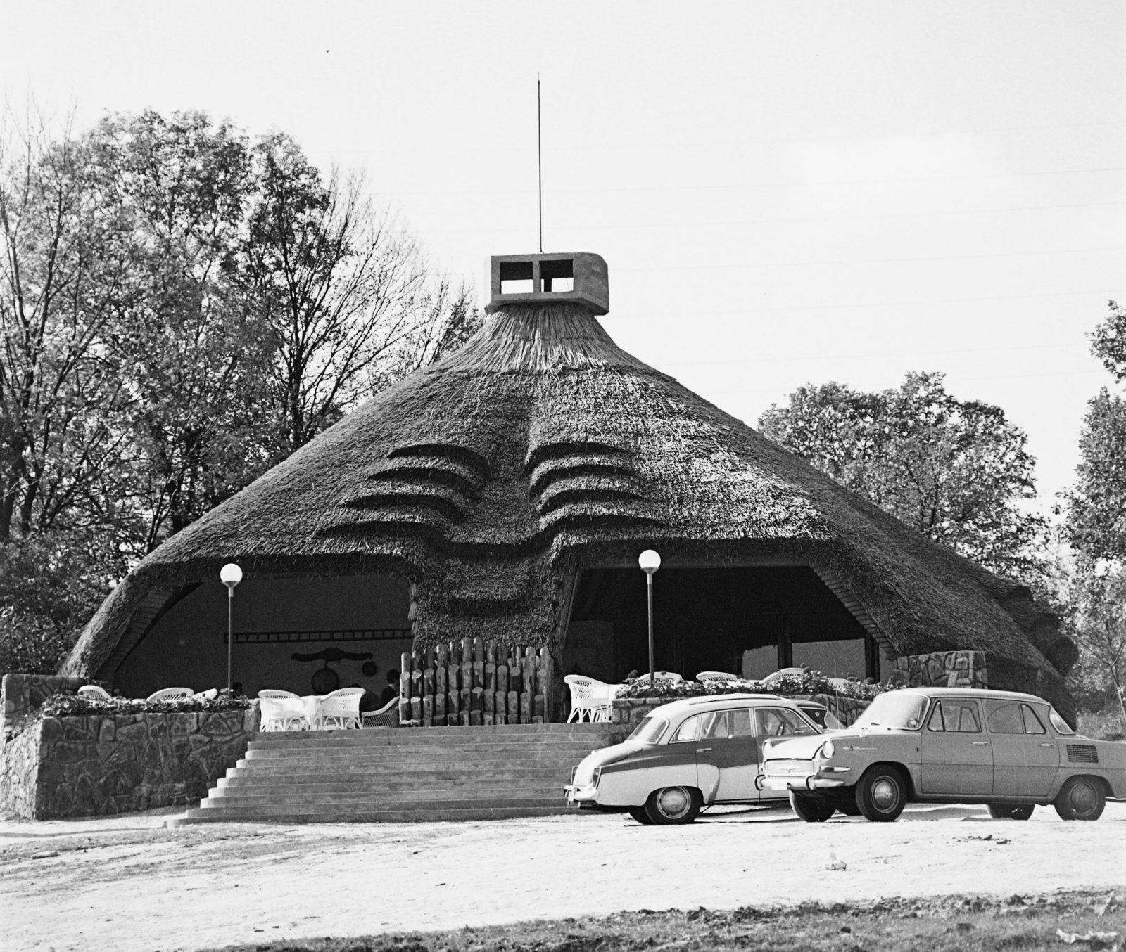 Hungary, Tata-Tóváros, Csákányosi csárda (Makovecz Imre, 1968.)., 1969, Bauer Sándor, organic architecture, Fortepan #113659