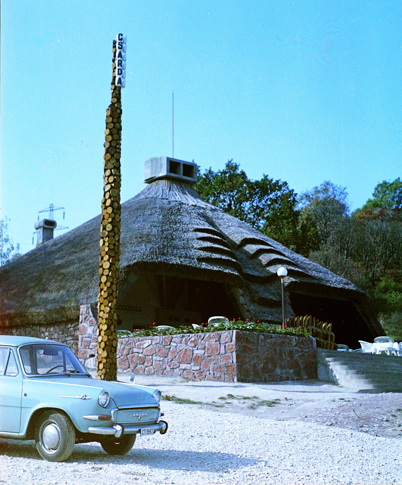 Hungary, Tata-Tóváros, Csákányosi csárda (Makovecz Imre, 1968.)., 1969, Bauer Sándor, automobile, number plate, organic architecture, Fortepan #113660