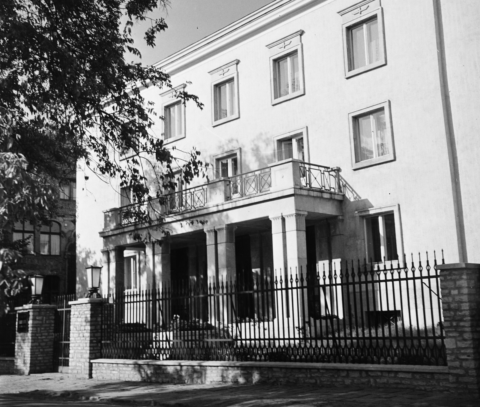 Hungary, Budapest XIV., Jávor utca 9/b, a MÁV Kórház utókezelő részlege, vasutas dolgozók éjszakai szanatóriuma., 1956, Bauer Sándor, medical institution, balcony, Budapest, Fortepan #113683