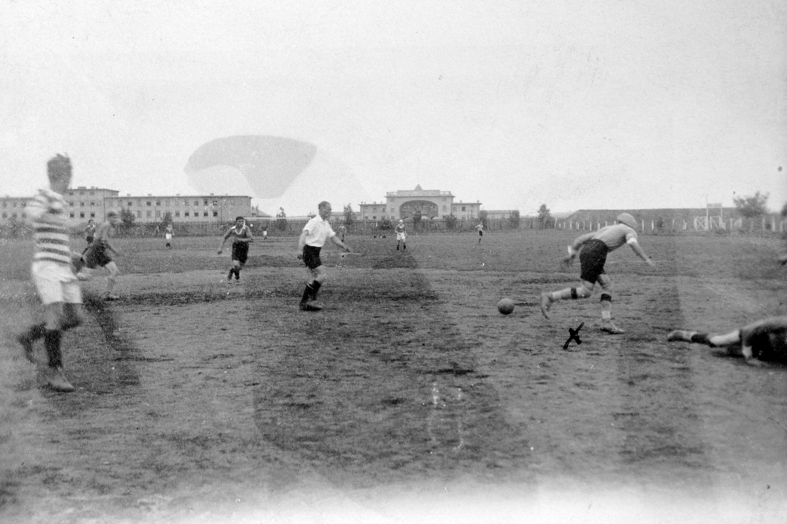 Magyarország, Nagykanizsa, sportpálya, háttérben a Gábor Áron laktanya., 1922, Fortepan, labdarúgás, Fortepan #11371