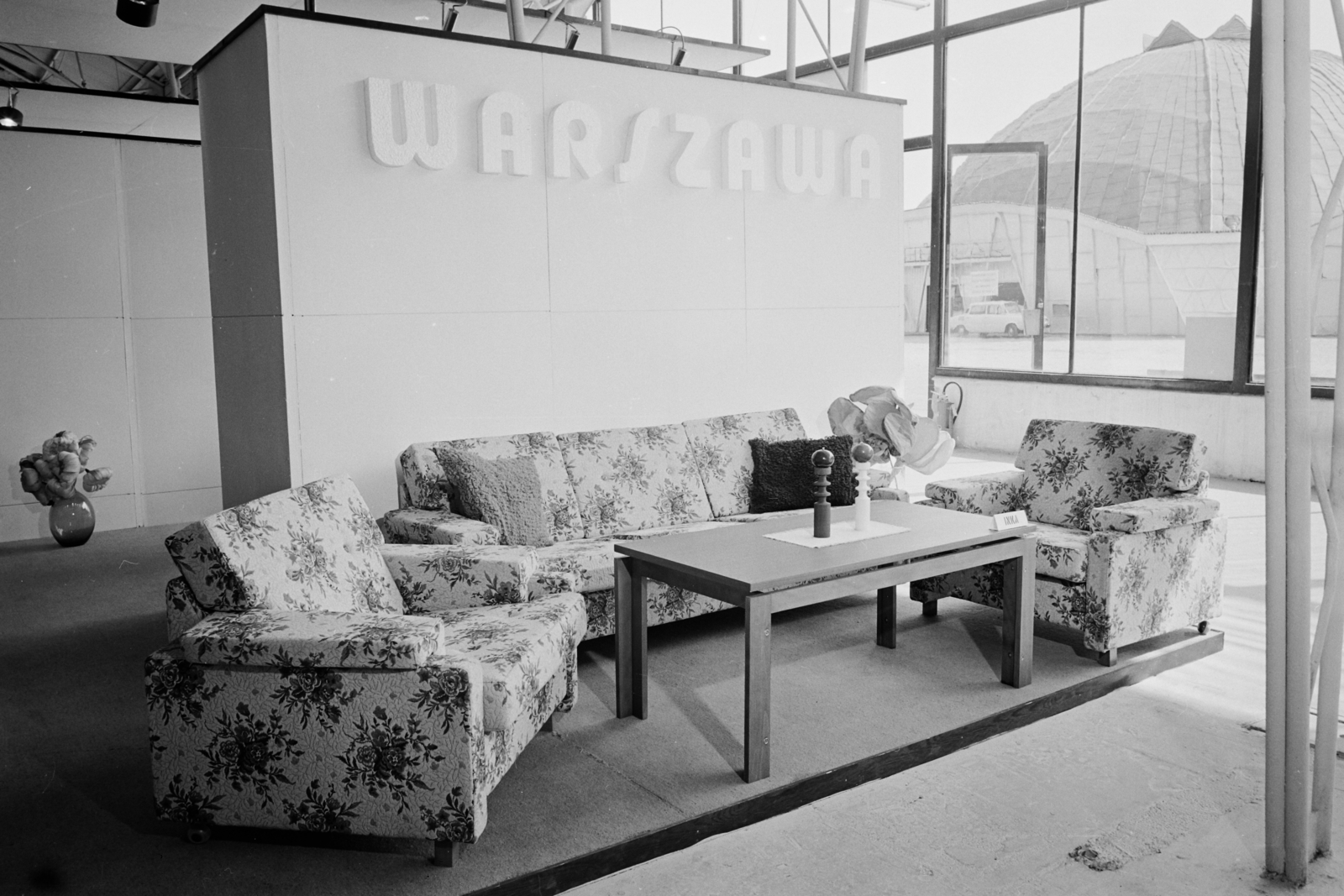 Hungary, Budapest XIV., Otthon '74 bútorkiállítás a BNV pavilonjában. Jobbra a Nehézipar kiállítócsarnoka., 1973, Bauer Sándor, furniture, international fair, Budapest, Fortepan #113757