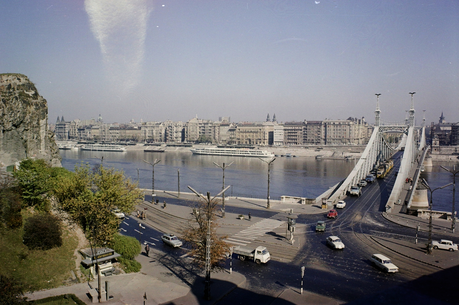 Hungary, Budapest V.,Budapest XI., kilátás a Gellért Szállóból, szemben a Belgrád rakpart, jobbra a Szabadság híd., 1973, Bauer Sándor, colorful, bridge, traffic, street view, Danube, Budapest, Duna-bridge, János Feketeházy-design, automobile, Fortepan #113784