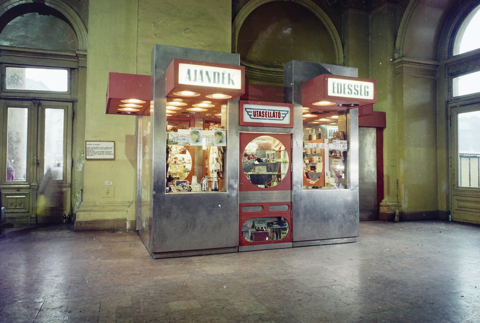 Magyarország, Budapest VIII., Baross tér, Keleti pályaudvar, indulási csarnok (Lotz-terem)., 1973, Bauer Sándor, színes, pavilon, utasellátó, Budapest, embléma, Fortepan #113789