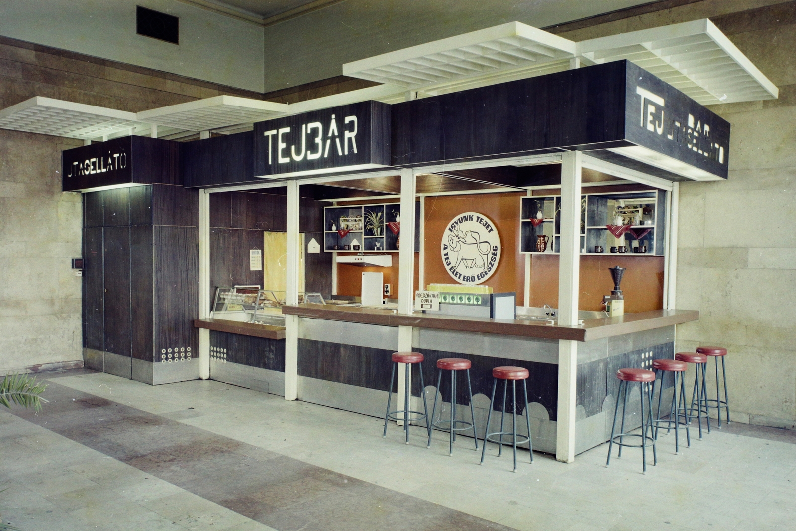 Magyarország, Győr, Tejbár a vasútállomáson., 1975, Bauer Sándor, színes, utasellátó, tejivó, embléma, Fortepan #113800