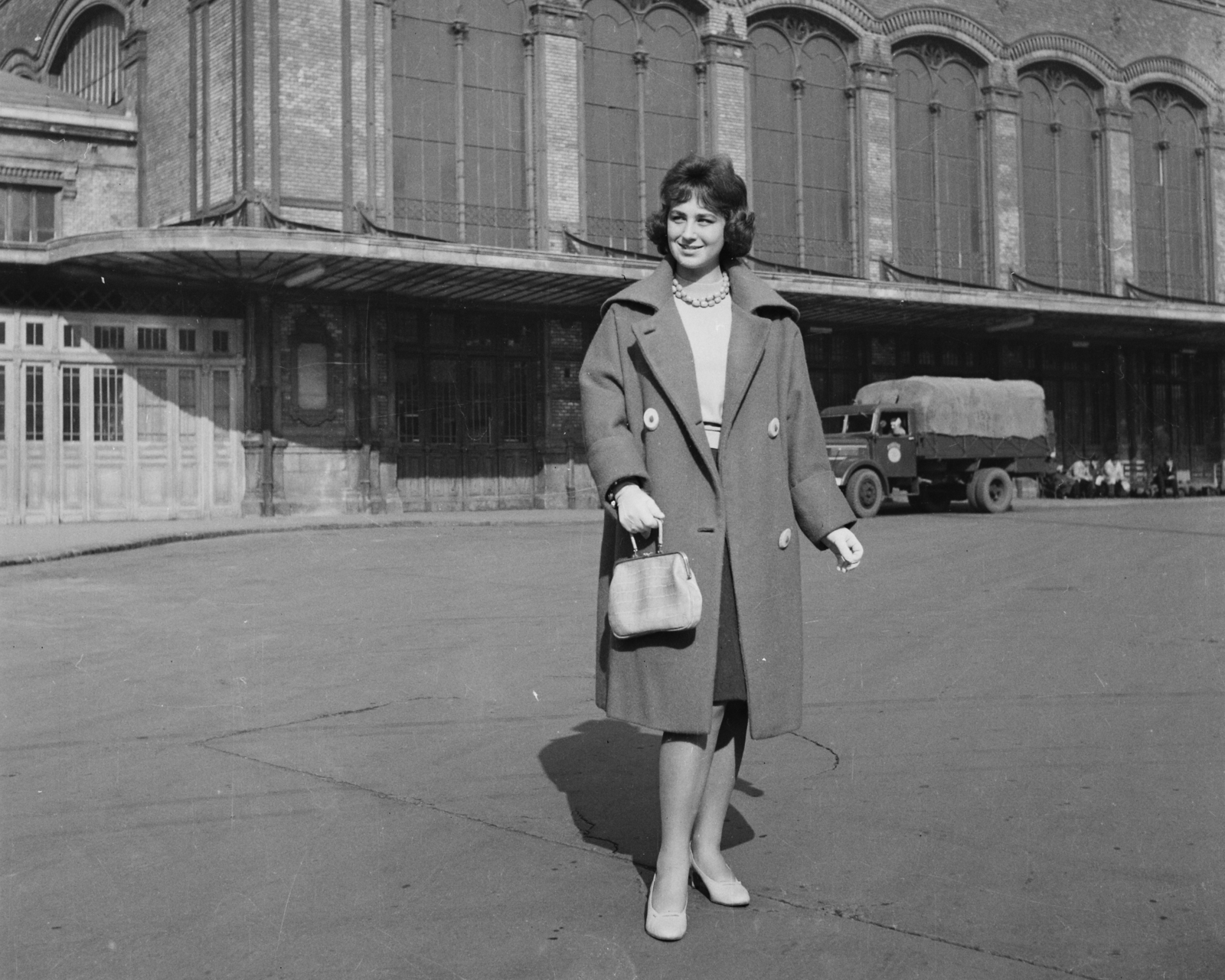 Magyarország, Budapest VI., Eiffel tér (ekkor névtelen), a Nyugati pályaudvar indulási oldala., 1965, Bauer Sándor, teherautó, pályaudvar, manöken, Budapest, Fortepan #113813