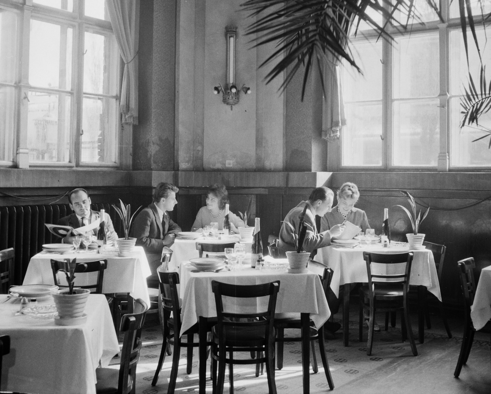 Magyarország, Budapest VI., Teréz (Lenin) körút, Nyugati pályaudvar, étterem. Balra Koppány György fotóriporter., 1965, Bauer Sándor, étterem, Budapest, Fortepan #113815