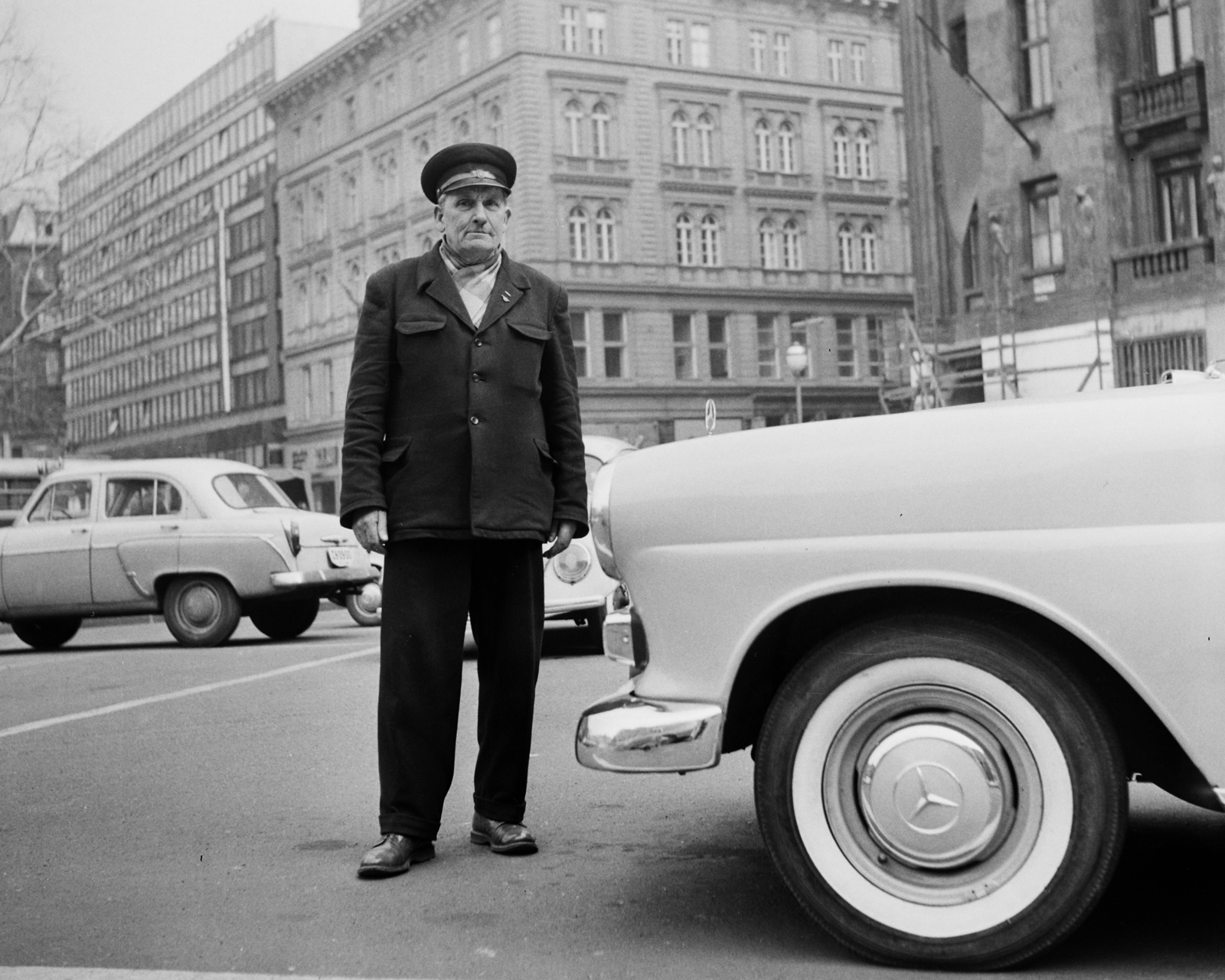 Hungary, Budapest V., Vörösmarty tér a Deák Ferenc utca - Váci utca sarok felé nézve., 1966, Bauer Sándor, Mercedes-brand, Volkswagen-brand, number plate, Volkswagen Beetle, Budapest, Fortepan #113819